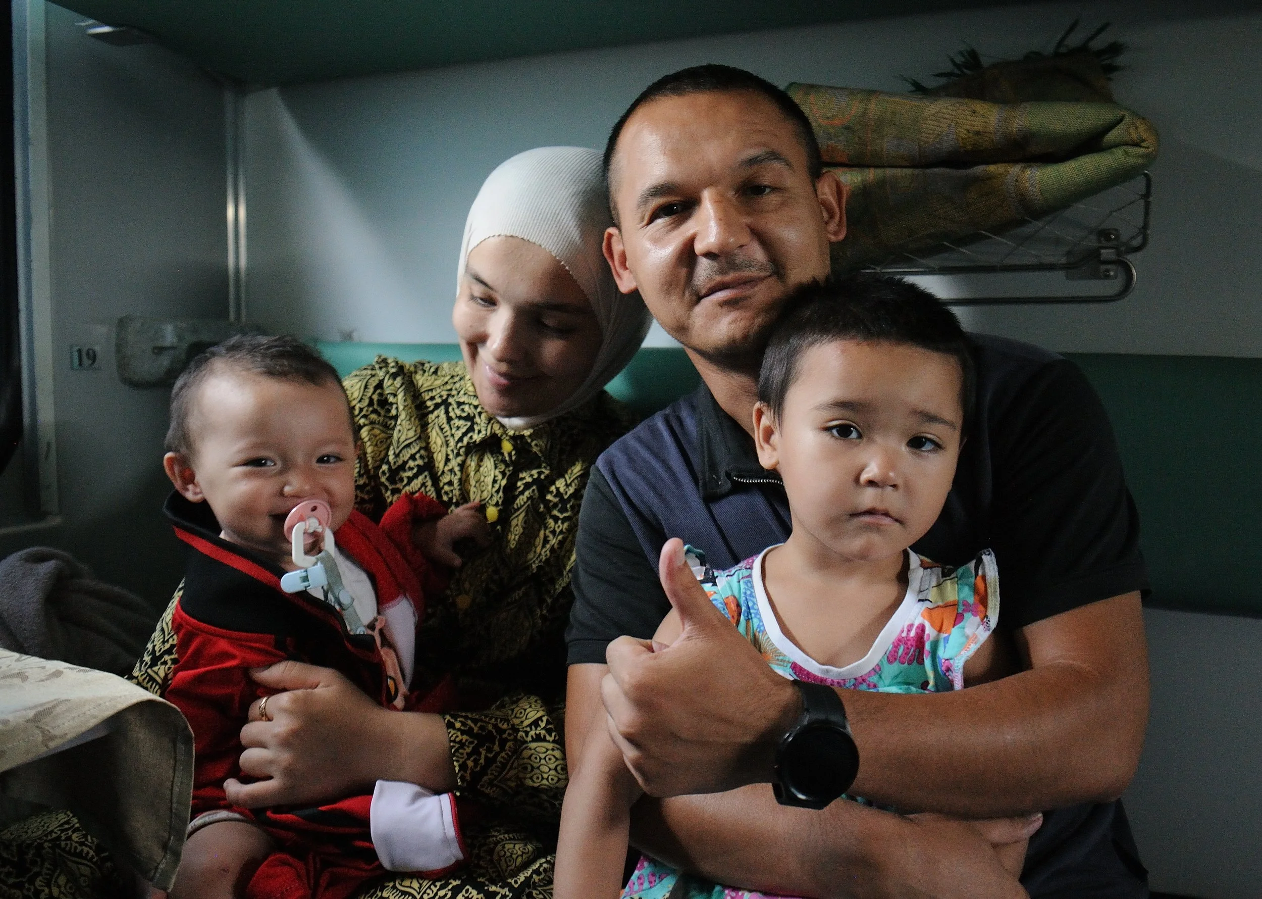 Risveglio con i nostri compagni di scompartimento nel notturno Tashkent - Khiva. 