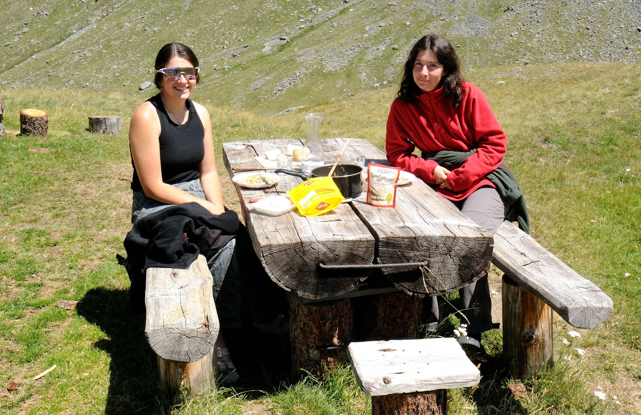 Maëlle Jacquier ed Eva Beaudoux, ricercatrici impegnate in uno stage estivo presso l'area di studio intensiva sullo stambecco.