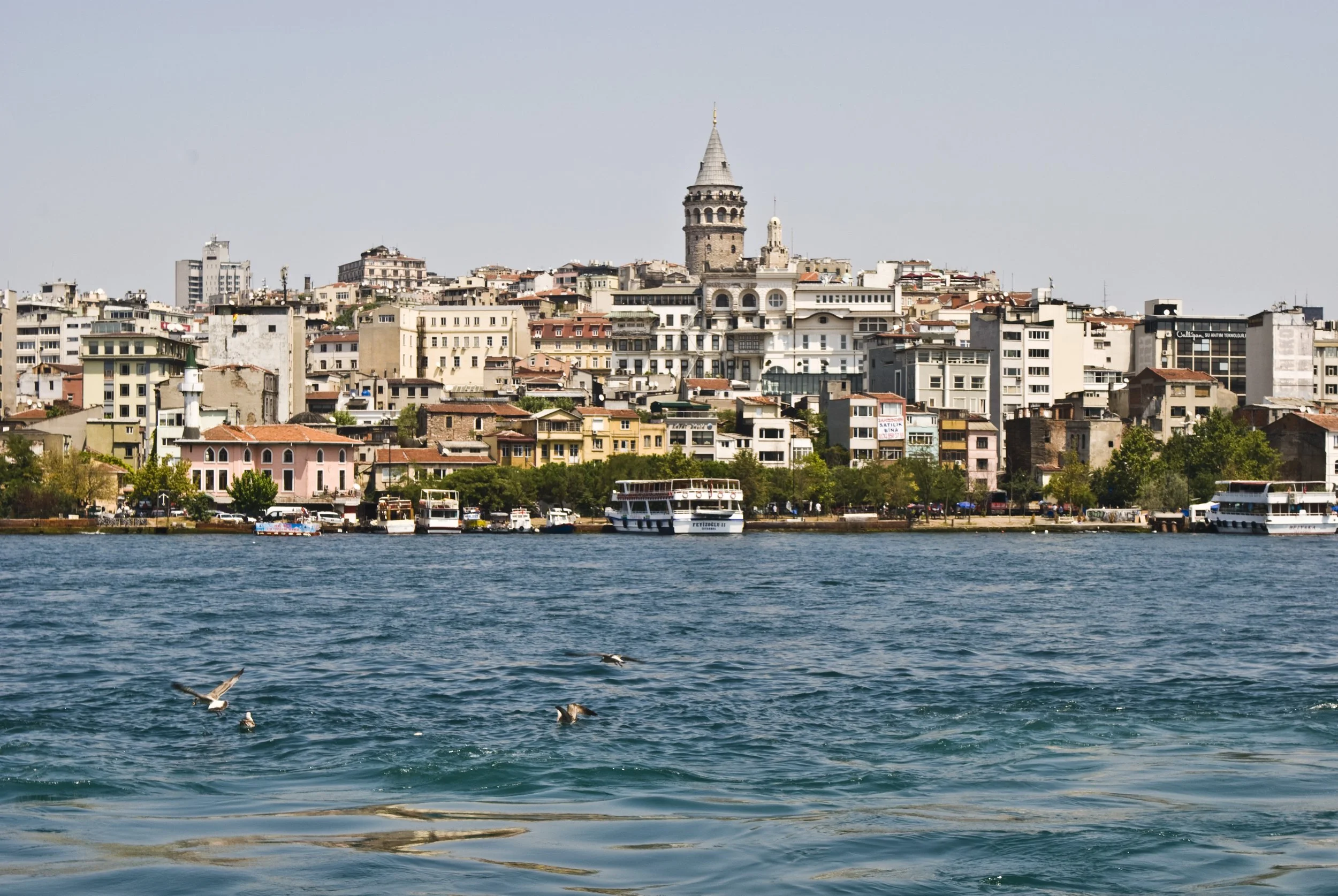 In lontananza la Torre di Galata costruita dai genovesi nel 1348.