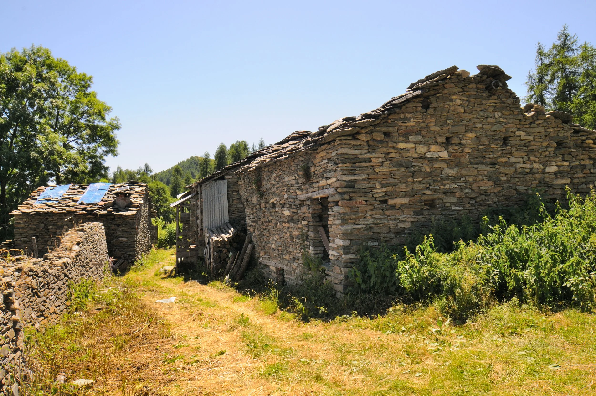 Meire (baite d'alta quota) sul sentiero che da Crissolo (1318 m) conduce al Rifugio Sella (2640 m).