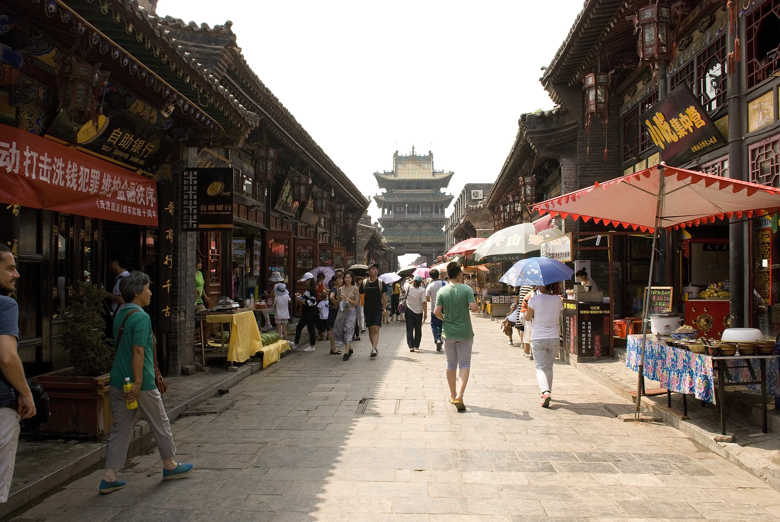 Pingyao - provincia dello Shanxi, città medievale con imponente cinta muraria e torri di avvistamento, è Patrimonio dell'Unesco dal 1997.
In fondo la Torre del Mercato, XIV secolo.