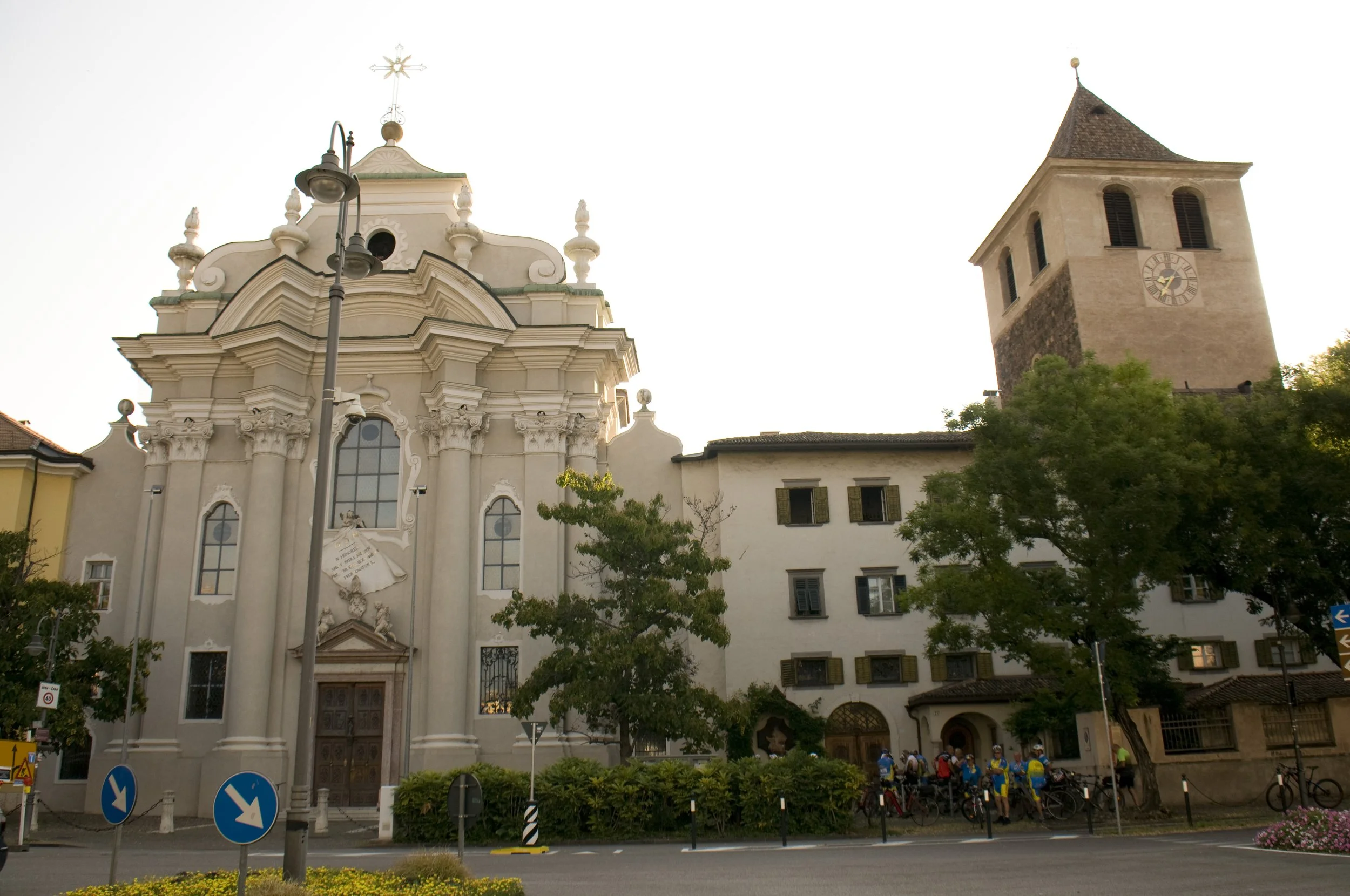Bolzano/Bozen - quartiere di Gries, comune autonomo fino al 1925, zona nord-ovest della città. Nell'immagine, a sinistra, la Chiesa settecentesca di Sant'Agostino.