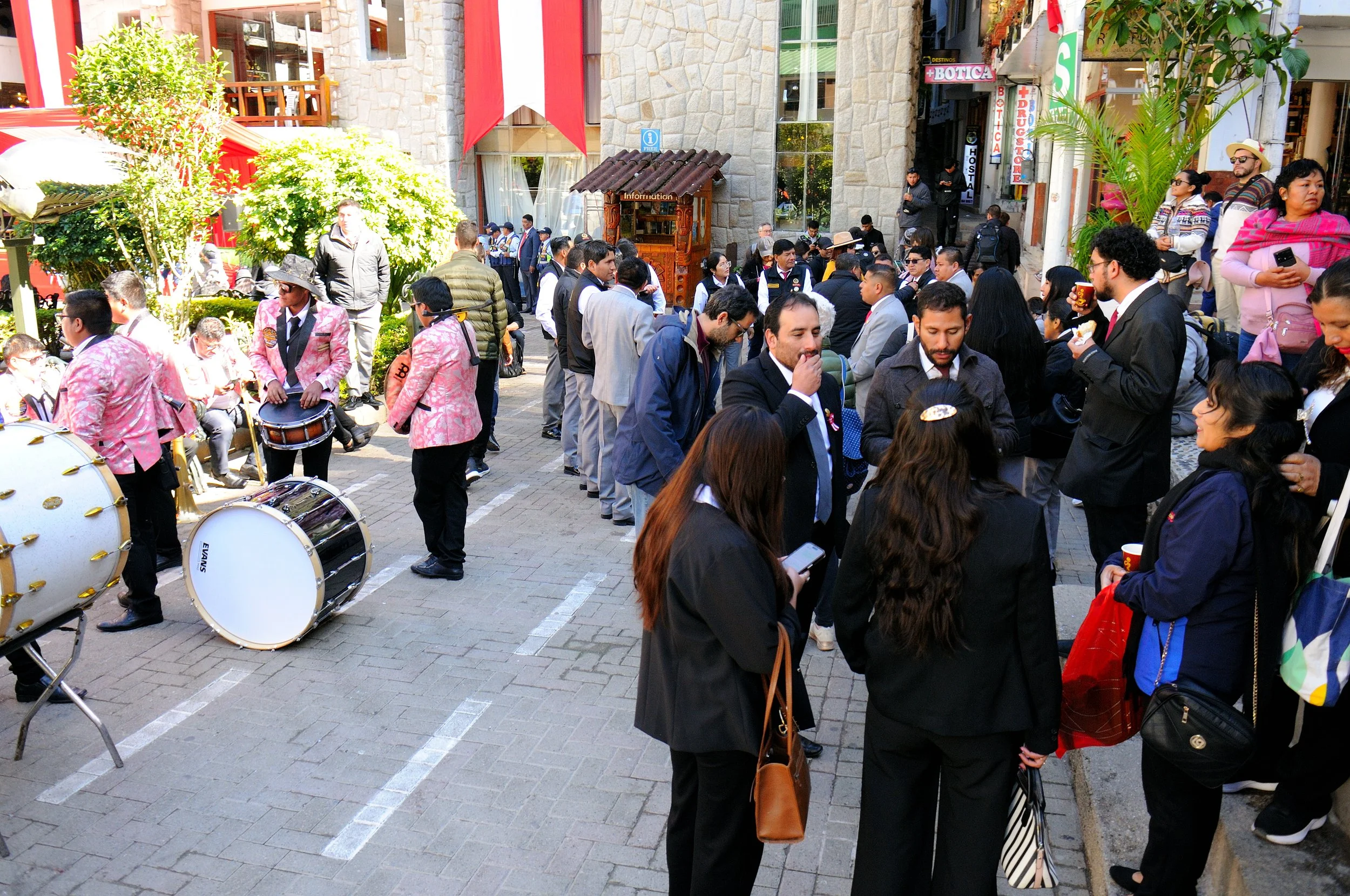 Aguas Calientes - celebrazioni mattutine per le Fiestas Patrias