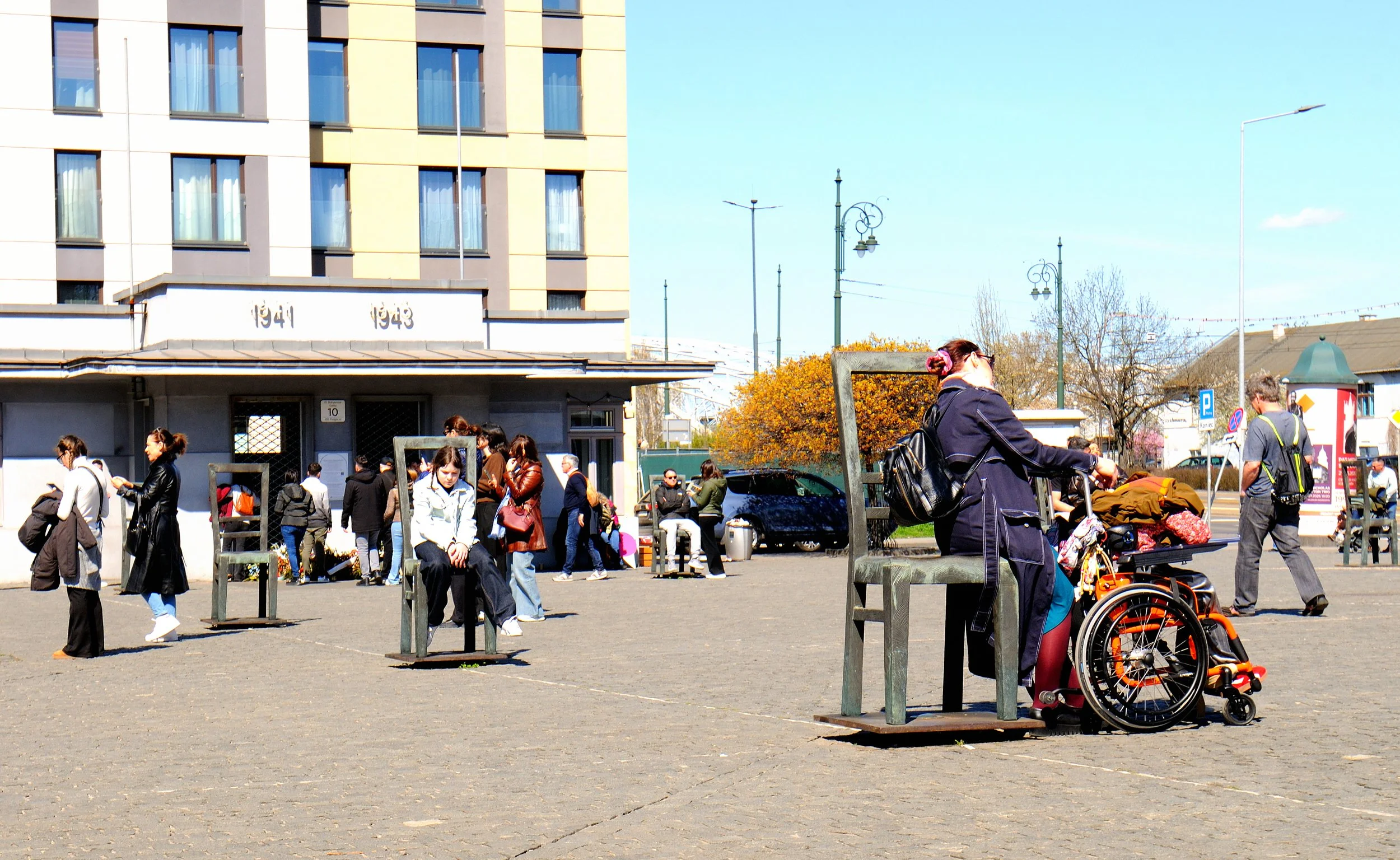 Distretto di Podgorze - Piazza degli Eroi del Ghetto: installazione permanente che ricorda la tragedia delle persecuzioni naziste. Settanta sedie vuote che simboleggiano l'assenza dei deportati e i beni, gli oggetti personali, le masserizie abbandona