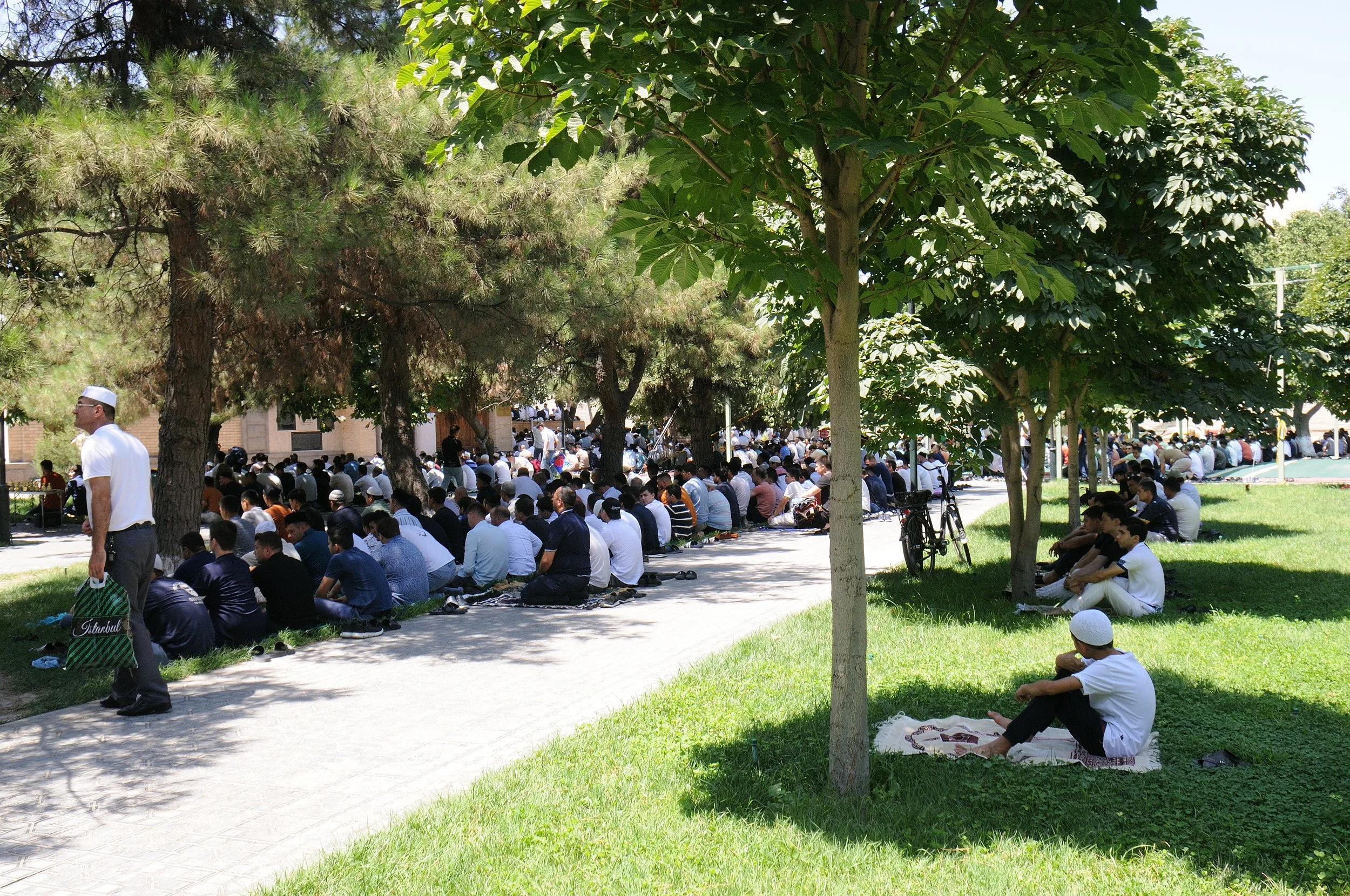 Samarcanda - preghiera del venerdì. Nel pomeriggio treno per Tashkent