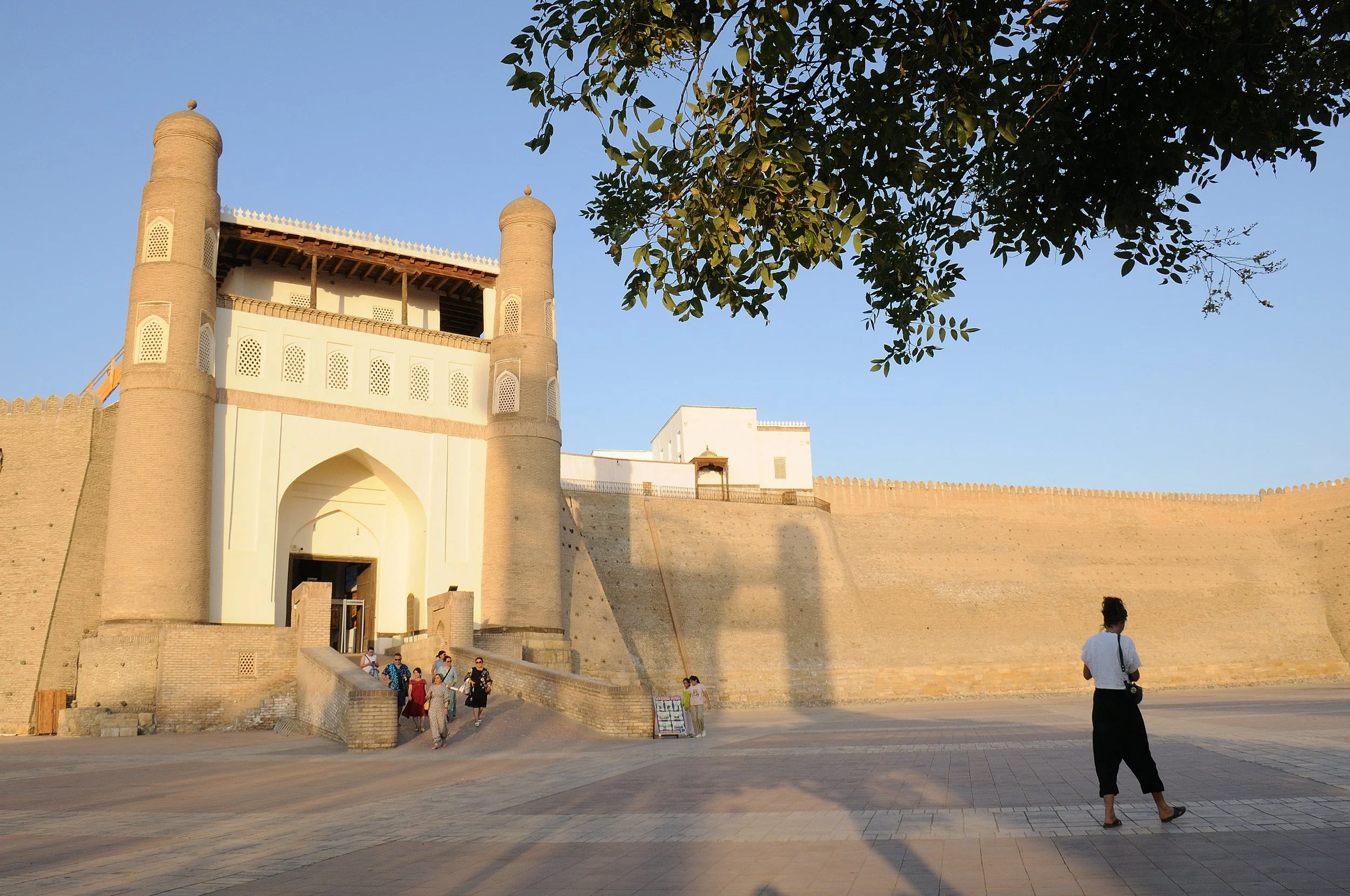 Bukhara - fortezza dell'Ark (primo nucleo almeno del 500 d.C. ca) nella piazza del Registan, antico e secolare luogo di mercati e incontri carovanieri.