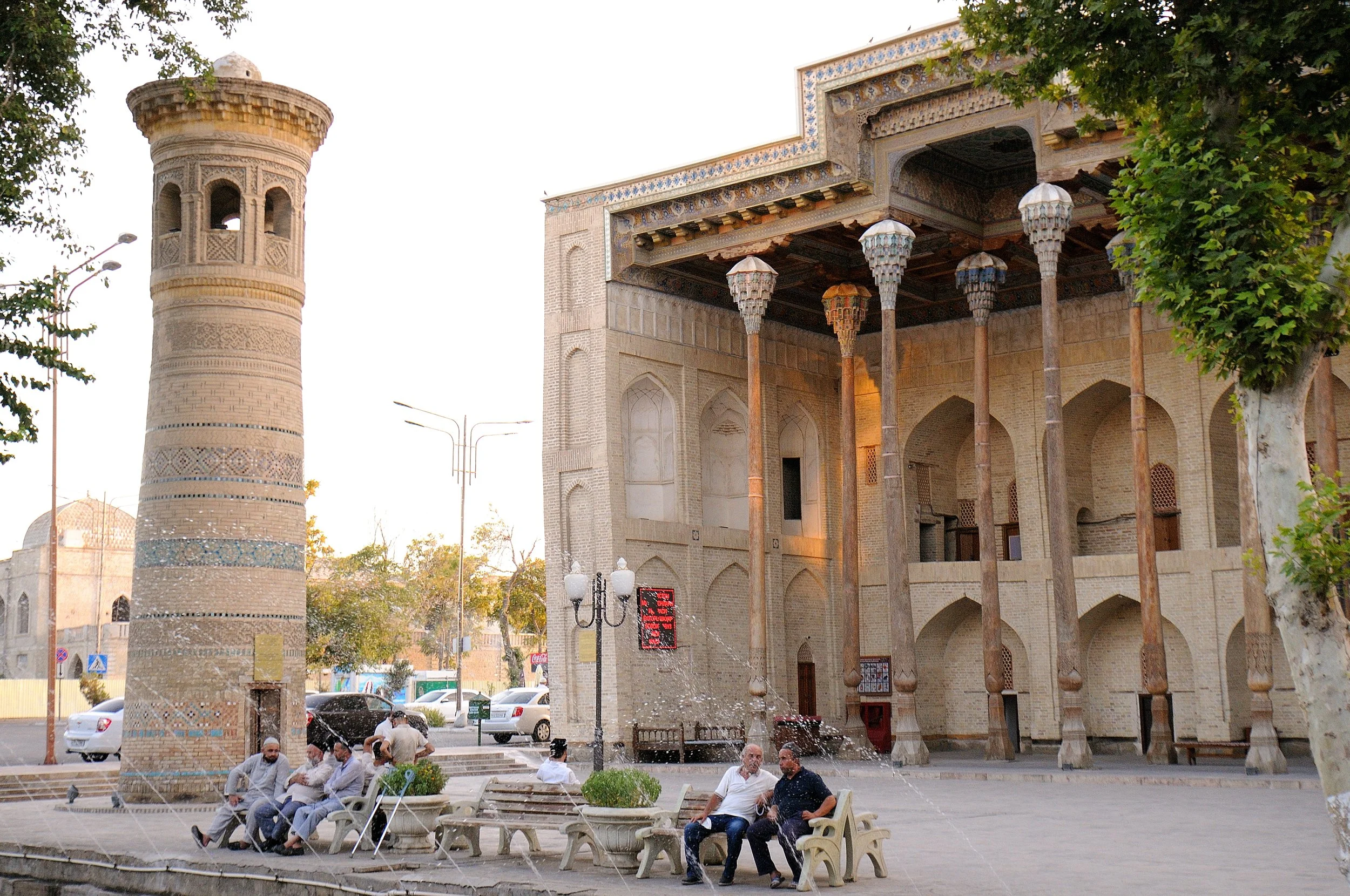 Bukhara - Moschea Bolo Hauz, di fronte all'Ark