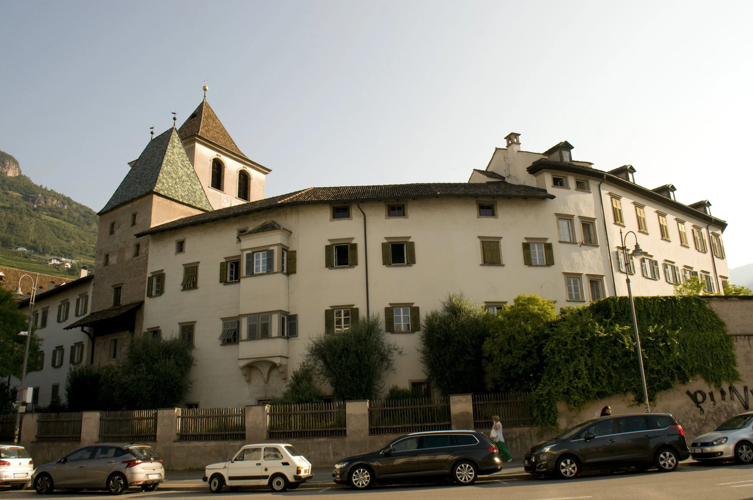Bolzano/Bozen - Abbazia di Muri-Gries, in origine castello principesco (XII-XIII secolo), nel 1406 donato ai canonici agostiniani, dal 1842 abbazia benedettina.