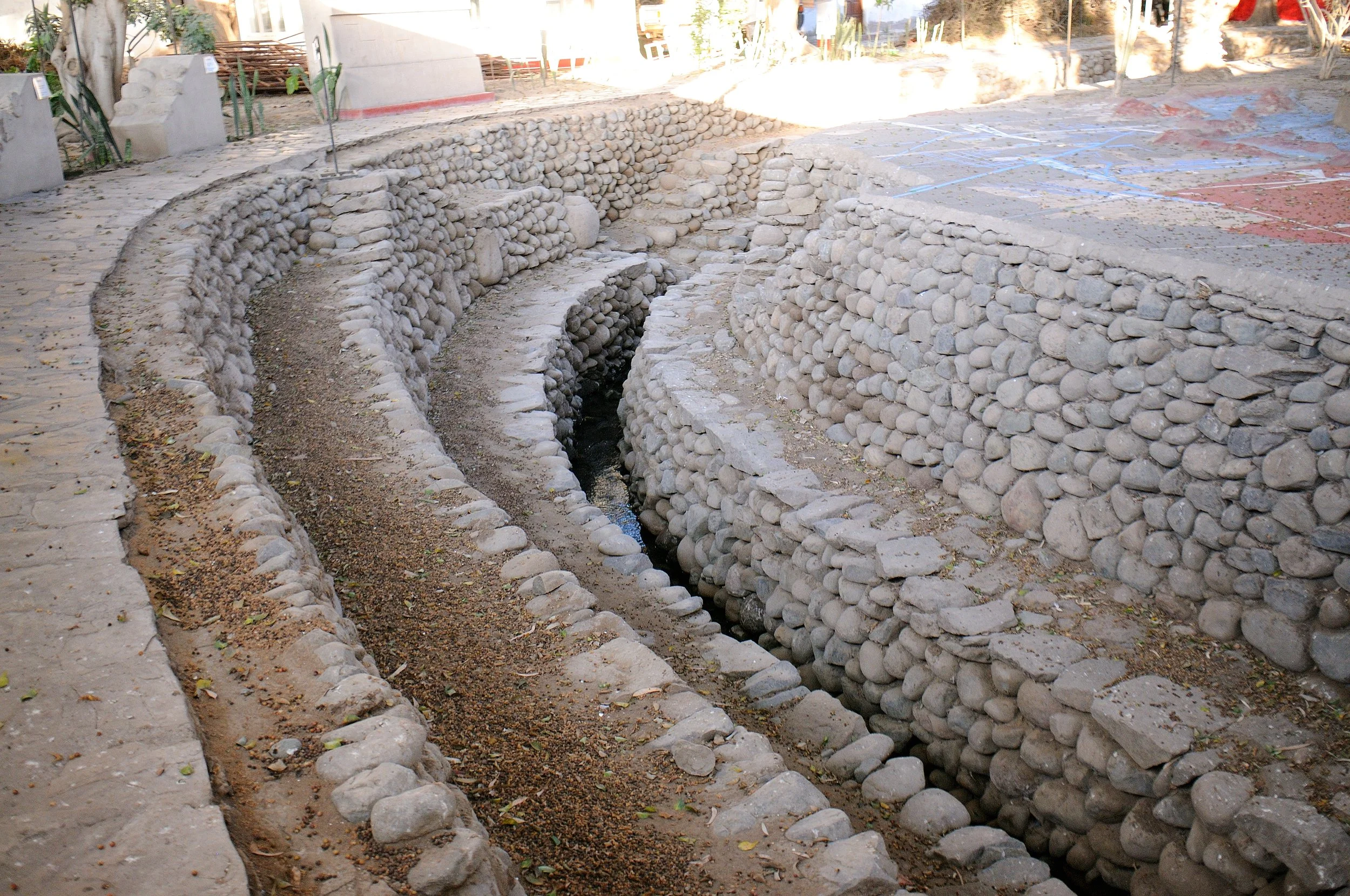 Nazca - Museo Archeologico Antonini, nel giardino è visibile un tratto dell'acquedotto originale di Cantalloc, circa VI secolo d.C.