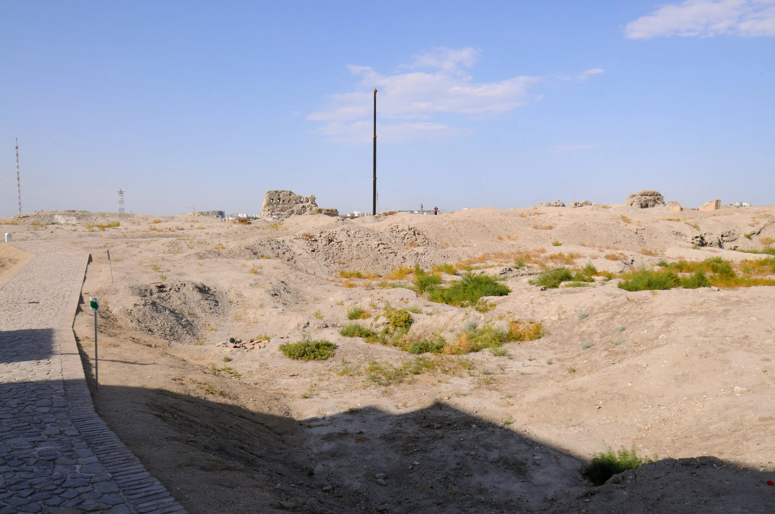 Bukhara - interno della fortezza. Sede dell'ultimo Khan di Bukhara, buona parte degli edifici che la componevano è stata distrutta durante il bombardamento e la conquista bolscevica del 1920. Si stava concludendo la parabola di un plurisecolare poter