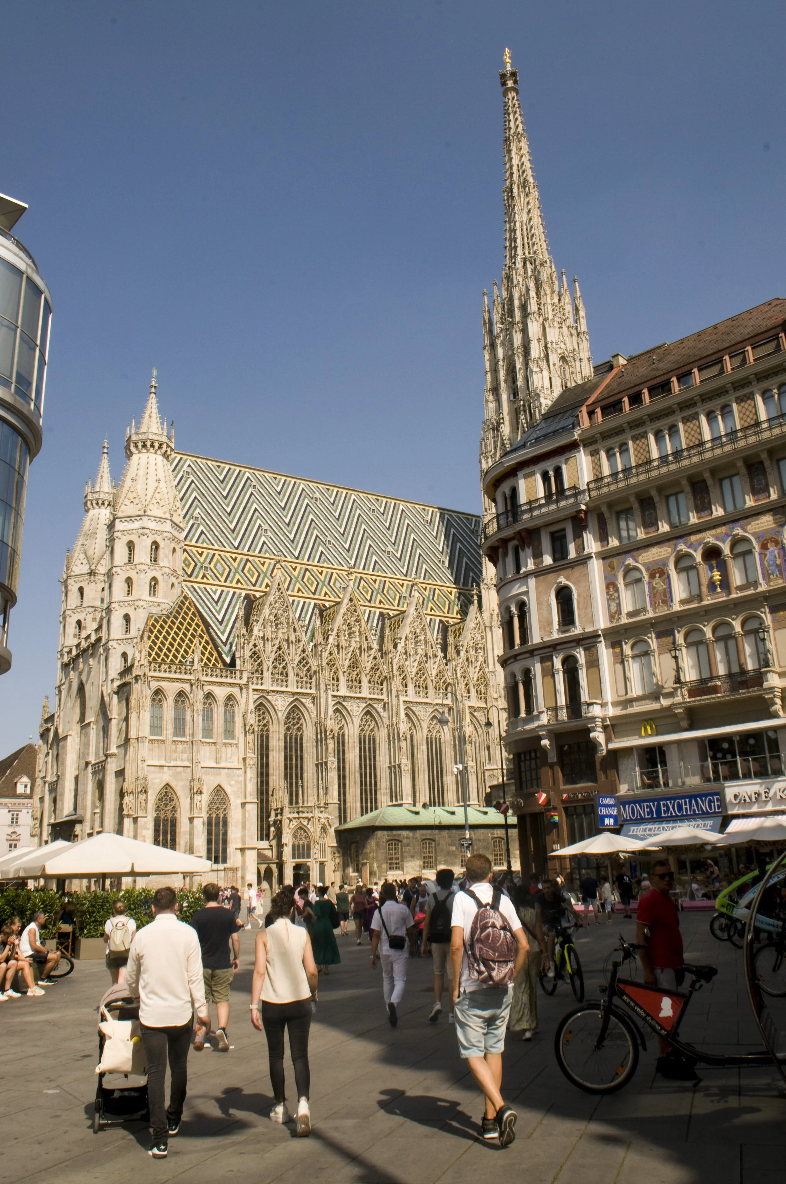Vienna - Cattedrale di Santo Stefano e Tutti i Santi. Le fondazioni risalgono al 1147 con ampliamenti nel XIII secolo. Fra XIV e XV secolo la chiesa assunse l'attuale stile gotico.