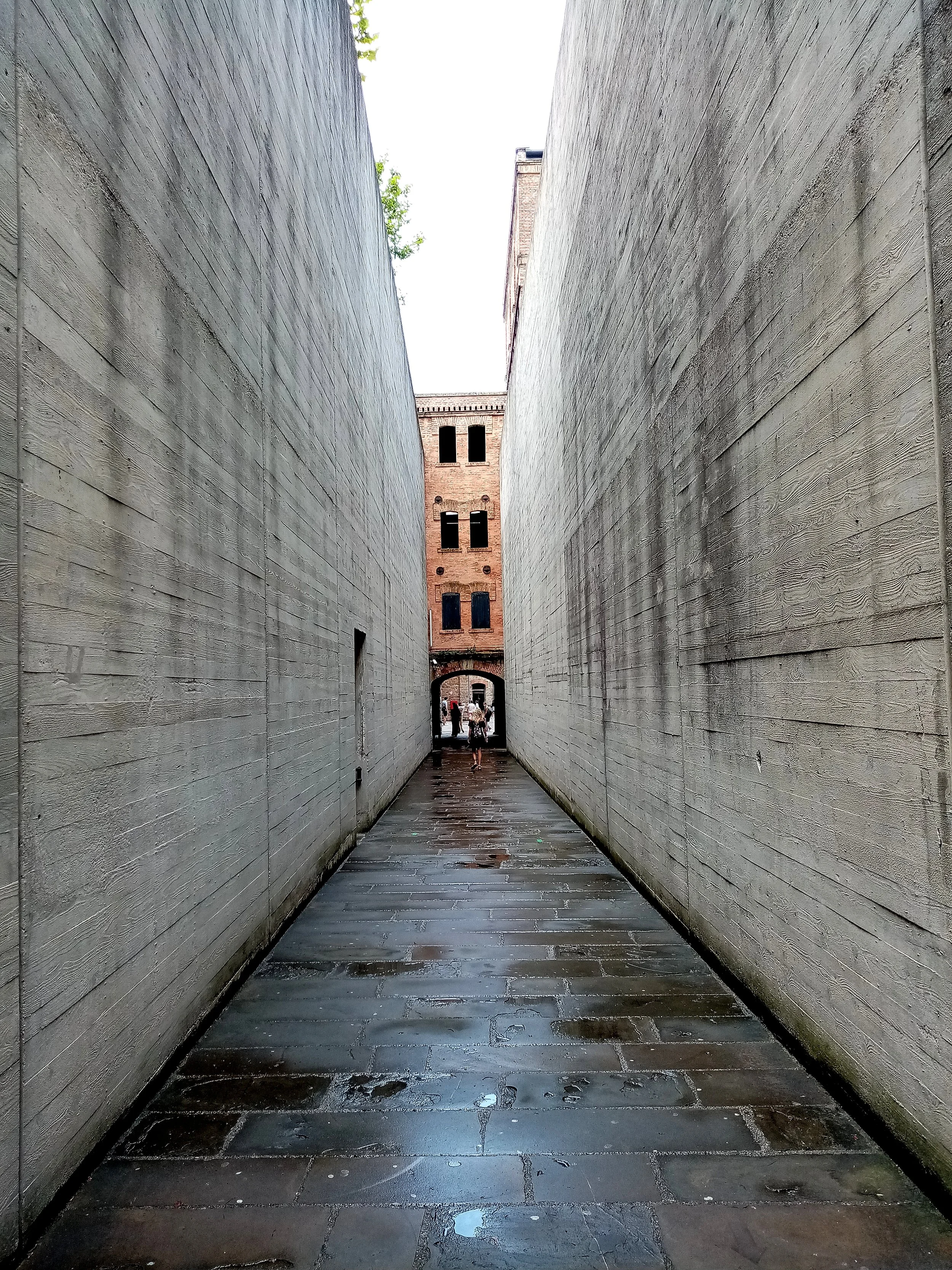 Trieste - Risiera di Sabba: ingresso costruito nel 1975 quando furono avviati i lavori sul progetto dell'architetto Romano Boico.