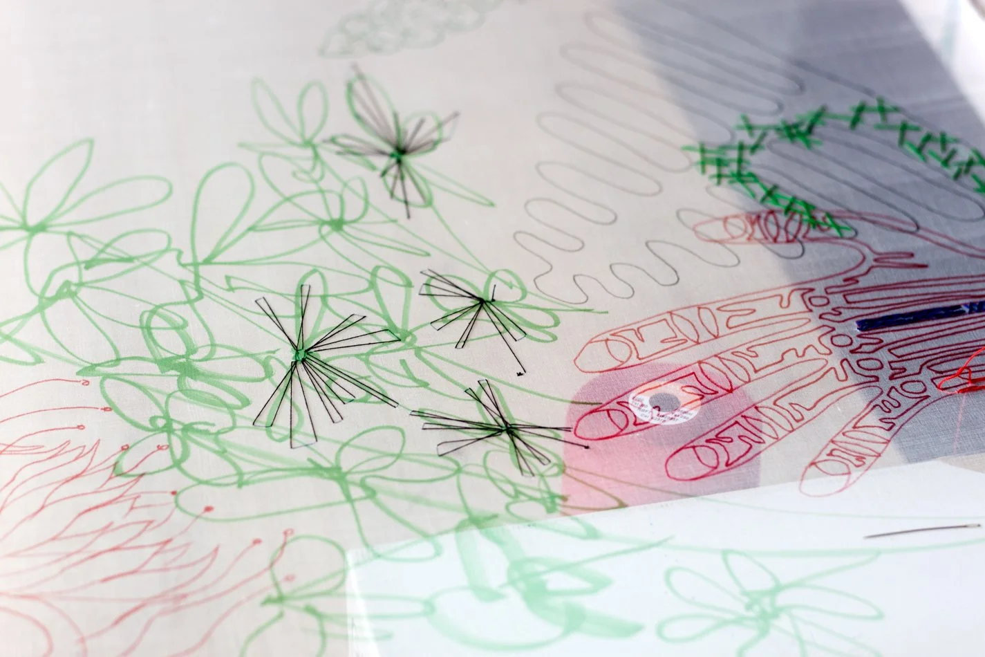 Tenture participative : entre broderie et peinture