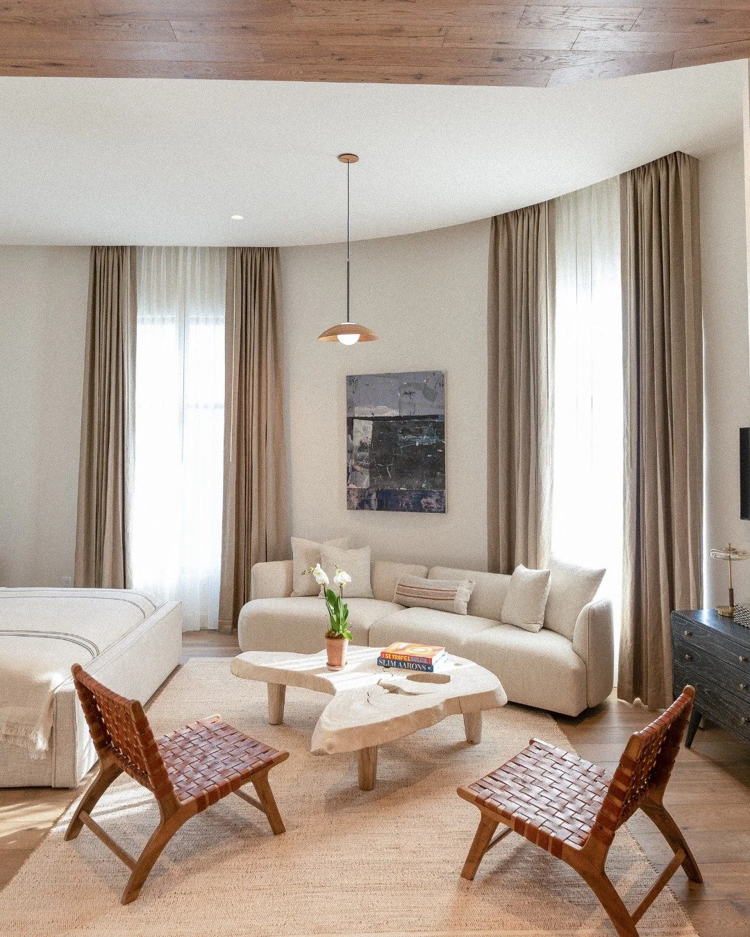 Deliberately understated, unquestionably unique.

Set against a backdrop of the vibrant art, culture, surf, and music scenes of Virginia Beach, The Sitio stands as a warm welcome to the neighborhood of @atlanticparkvb.

Room featured here is the Juni