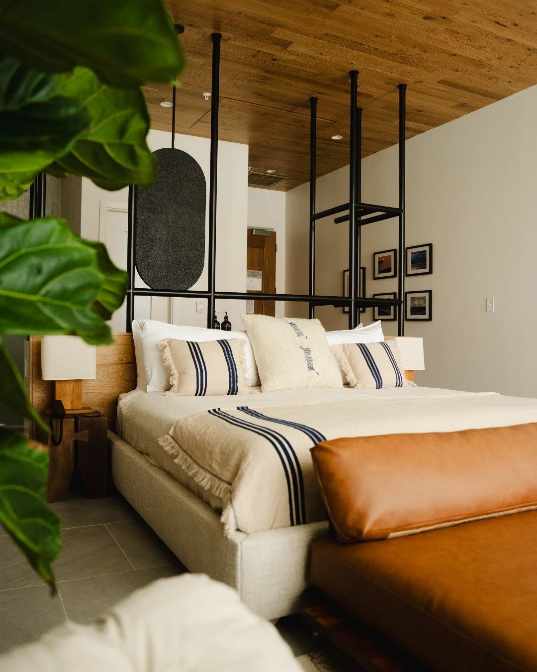 Spaces designed with surfers in mind. All of our guestrooms and suites come with custom surfboard racks, @libecobelgianlinen fine linens, and beach bungalow-inspired interiors.

Featured here: The Surfers King with a Lagoon View