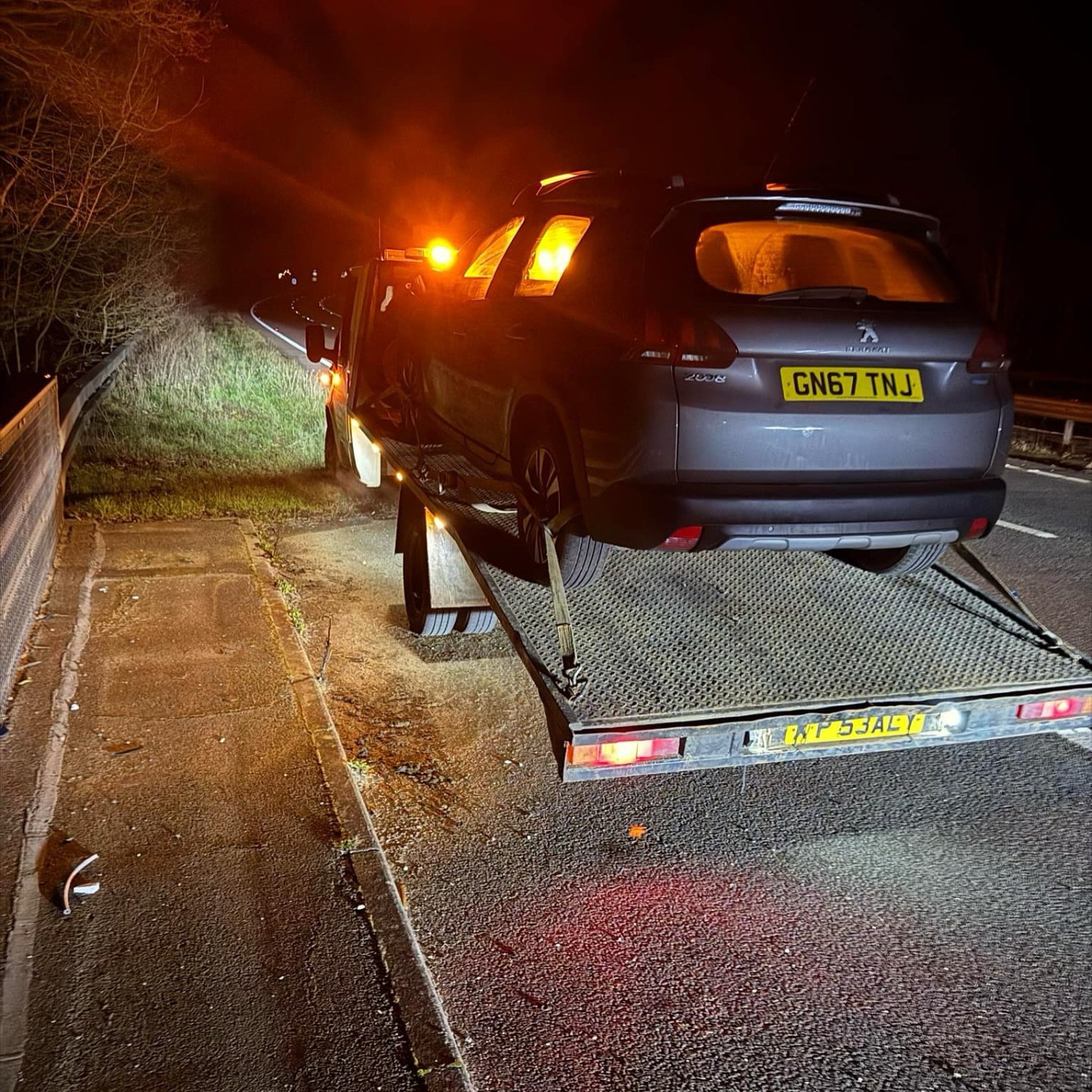 Late night recovery after this Peugeot 2008 caught fire on the A21🔥 thankfully no one was injured

A21 - Leigh on sea 📍

#recovery #breakdown #car #carcrash