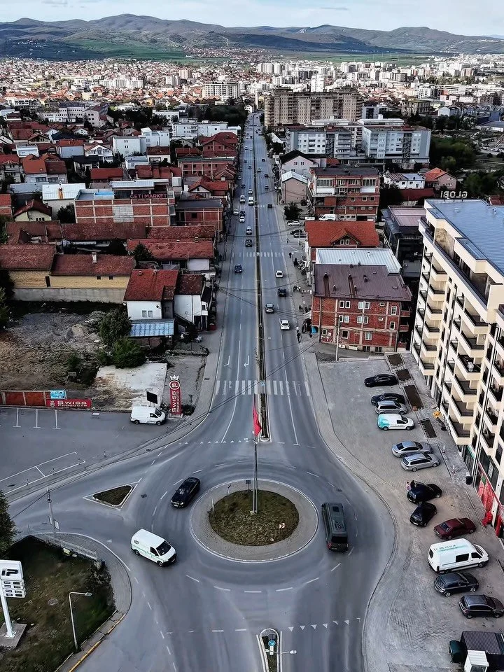 Transformation et sur&eacute;l&eacute;vation d&rsquo;une maison individuelle situ&eacute;e &agrave; Gjilan, au Kosovo.

Le projet pr&eacute;voit la cr&eacute;ation d&rsquo;un nouvel &eacute;tage comprenant 3 chambres et une salle de bain, ainsi qu&rs