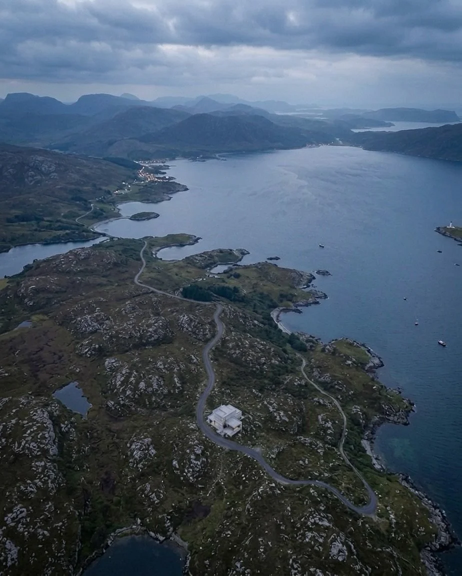 Private Residence📍Loch Torridon, Scotland 🏴󠁧󠁢󠁳󠁣󠁴󠁿

Une architecture pens&eacute;e comme une extension du paysage.

Des volumes min&eacute;raux, de g&eacute;n&eacute;reuses ouvertures et une pr&eacute;sence silencieuse face au loch. L&rsquo;ob