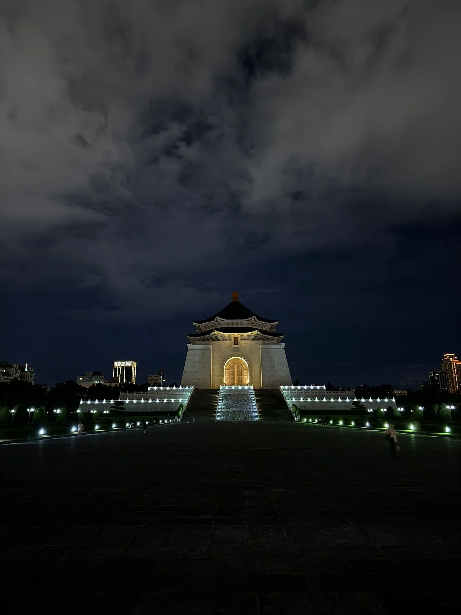 chiang kai shek memorial taipei.jpeg