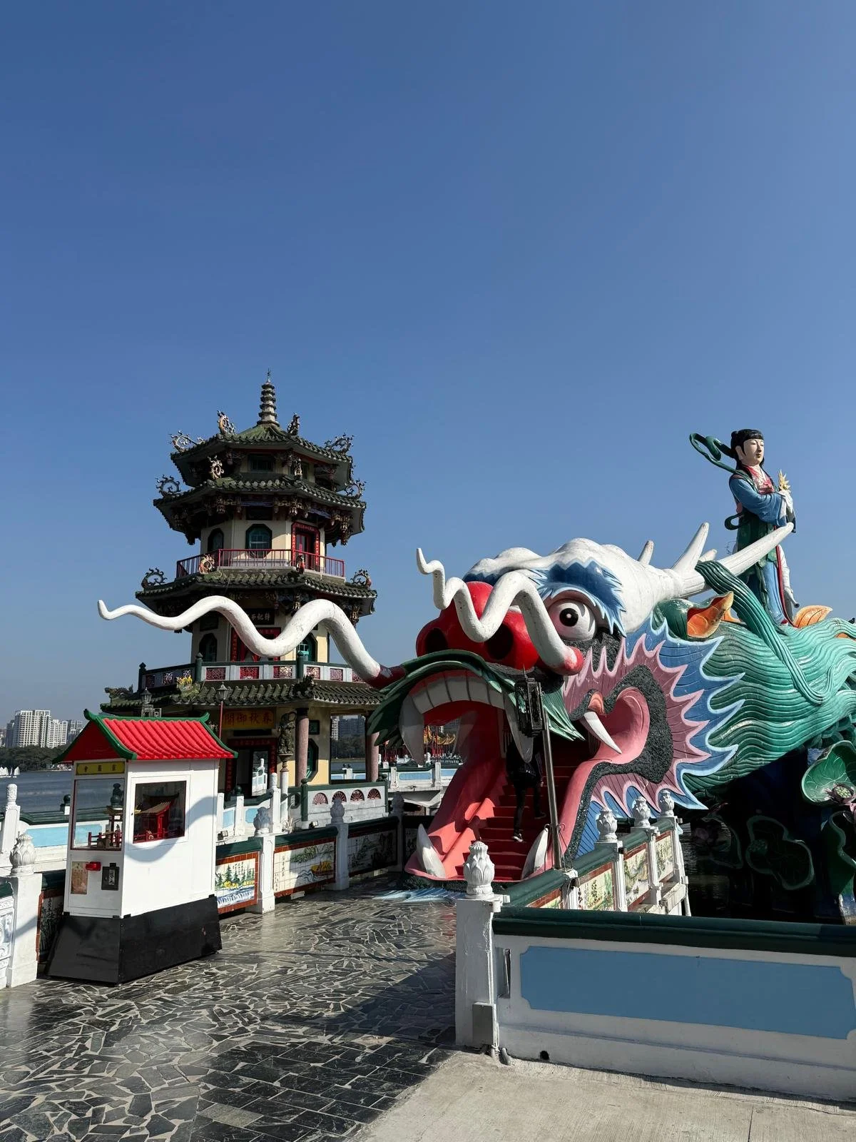 Kaohsiung bicycle tour - Lotus Lake dragon