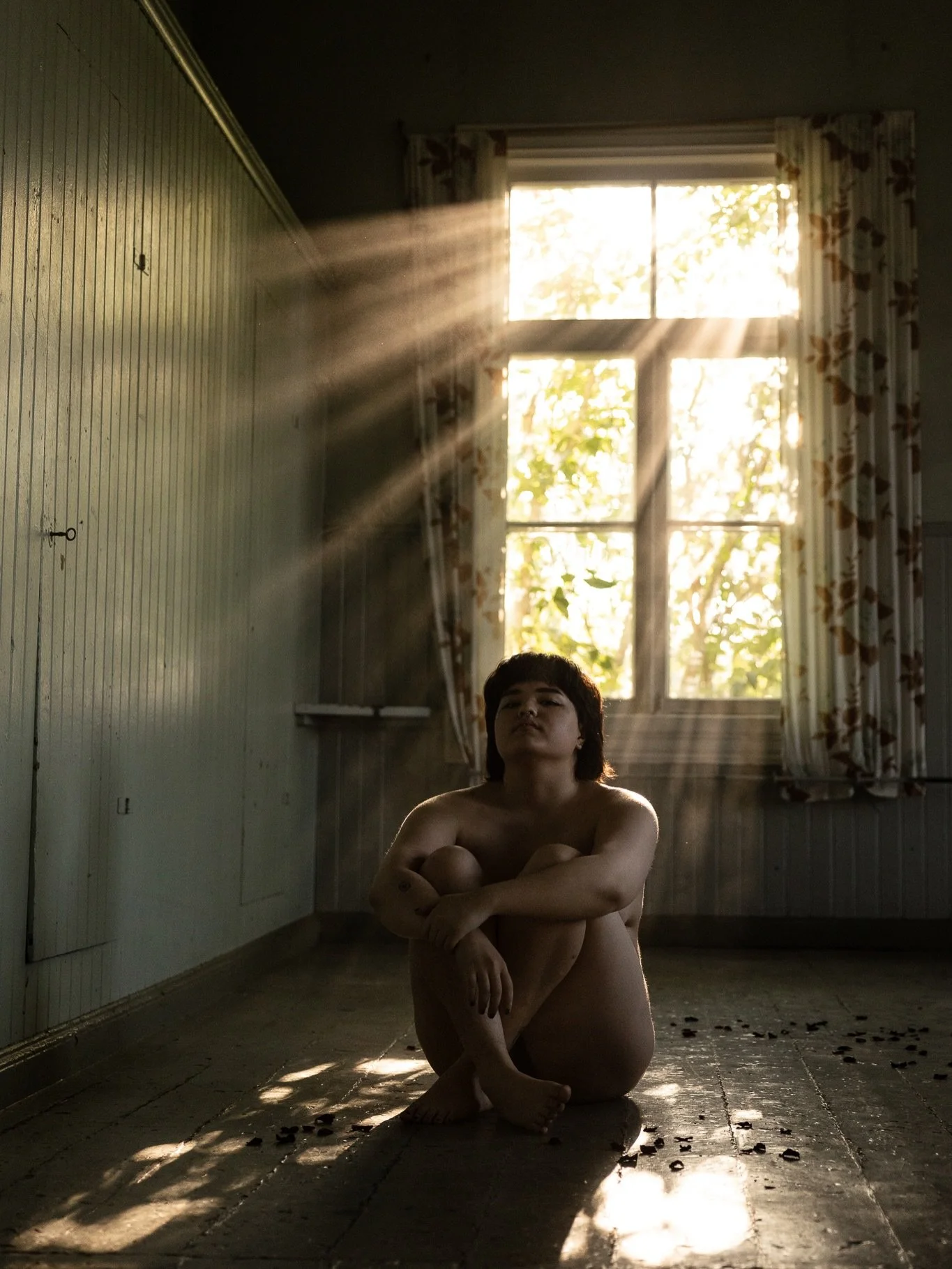 Tarkoitan sit&auml; kun sanon, ett&auml; kuvauspaikka voi olla IHAN MIK&Auml; VAIN! N&auml;ihin kuvattavan toive oli autiotalo, joten l&auml;hdin mets&auml;st&auml;m&auml;&auml;n turvallista ja luvallista sellaista. Yll&auml;tt&auml;en yst&auml;viemm