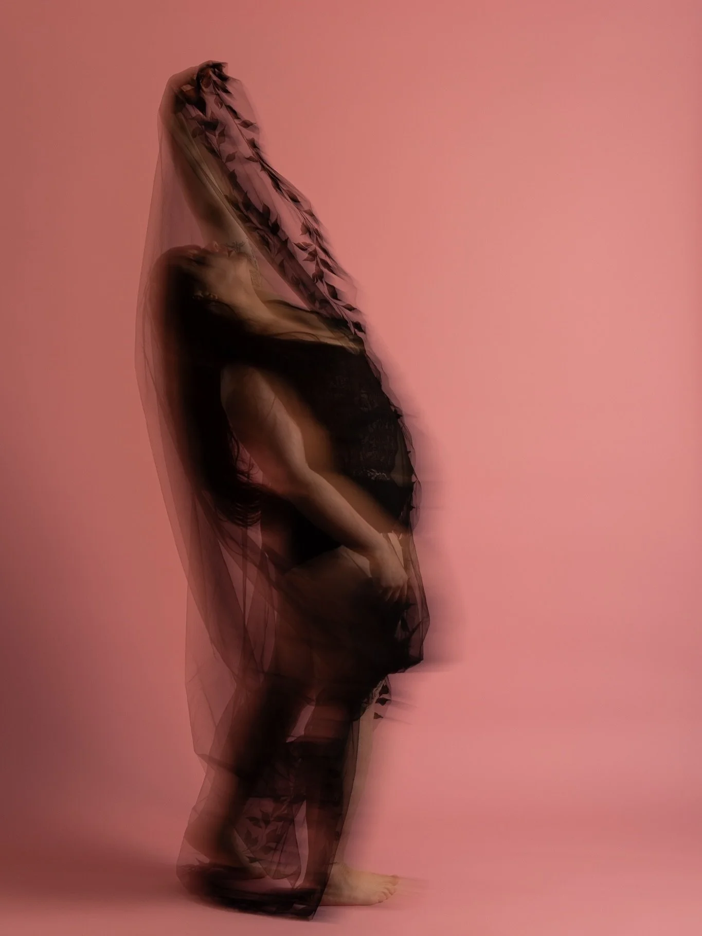 Ei olla aiemmin testattu kartonkitaustojen rajoja ison liikkeen alustana, mutta kuulemma oli hyv&auml; ja kitkaa riitt&auml;v&auml;sti! 😄

Ihana Mari-Johanna k&auml;vi meill&auml; boudoir-henkisess&auml; studiokuvauksessa, ja luonnollisesti kulmakiv