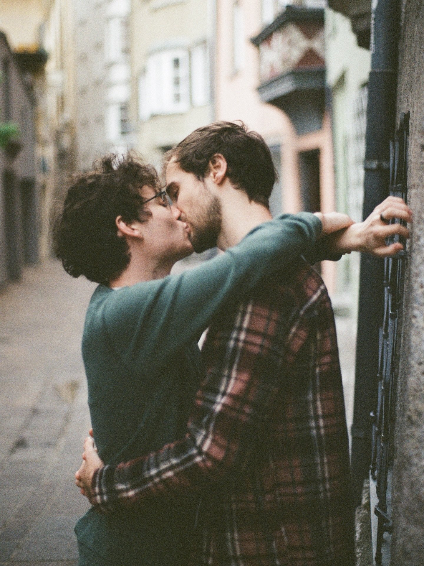 Love on film 💕🎞️

#queerphotographer #queervalokuvaaja #innsbruck