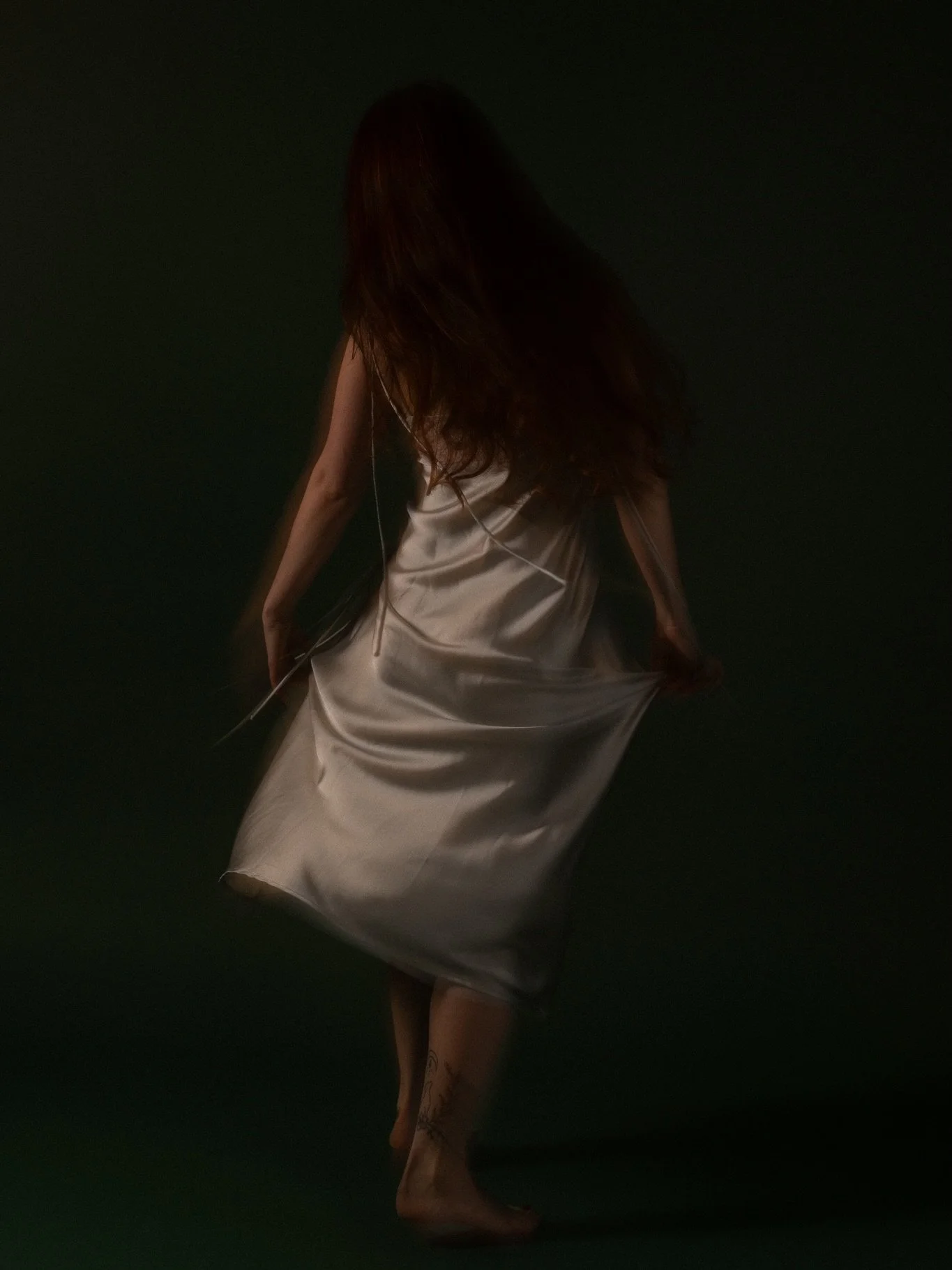 Kev&auml;inen valo (ei kuvassa 🖤) on yht &auml;kki&auml; vallannut studion! Huomasin jo reissussa, miten luovuus todella tarvitsee tilaa ja mun kohdalla my&ouml;s valoa, vaikka on n&auml;m&auml; h&auml;m&auml;r&auml;t studiosetitkin kivoja &ndash; s