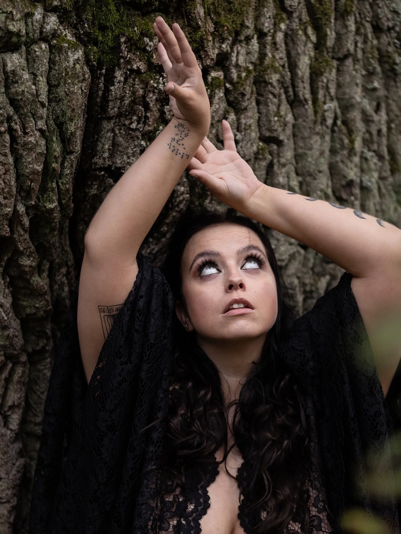 ARVONTA!

Mulla on ollut hyv&auml;ksi todettu tapa arpoa kuvauslahjakortti aina, kun uusi tonni tulee t&auml;yteen seuraajissa. Nyt TODELLA pitk&auml;n 20-50 seuraajan p&auml;&auml;ss&auml; sahaamisen j&auml;lkeen p&auml;&auml;stiin vihdoin rajapyyki