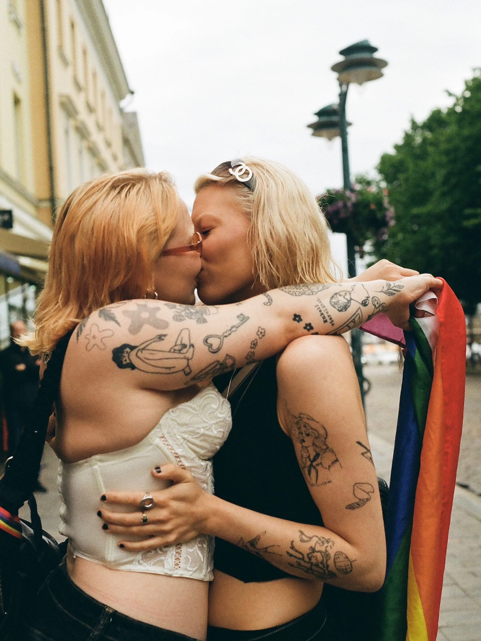 Aivan ihanaa Pride-kuukautta meille! 🏳️&zwj;🌈🖤🏳️&zwj;⚧️

Joka vuosi olen Helsinki Priden kulkueen ja puistojuhlan j&auml;lkeen ihan loppu ja ylikuormittunut, mut silti sinne on p&auml;&auml;st&auml;v&auml; aina uudelleen. T&auml;n&auml; vuonna on