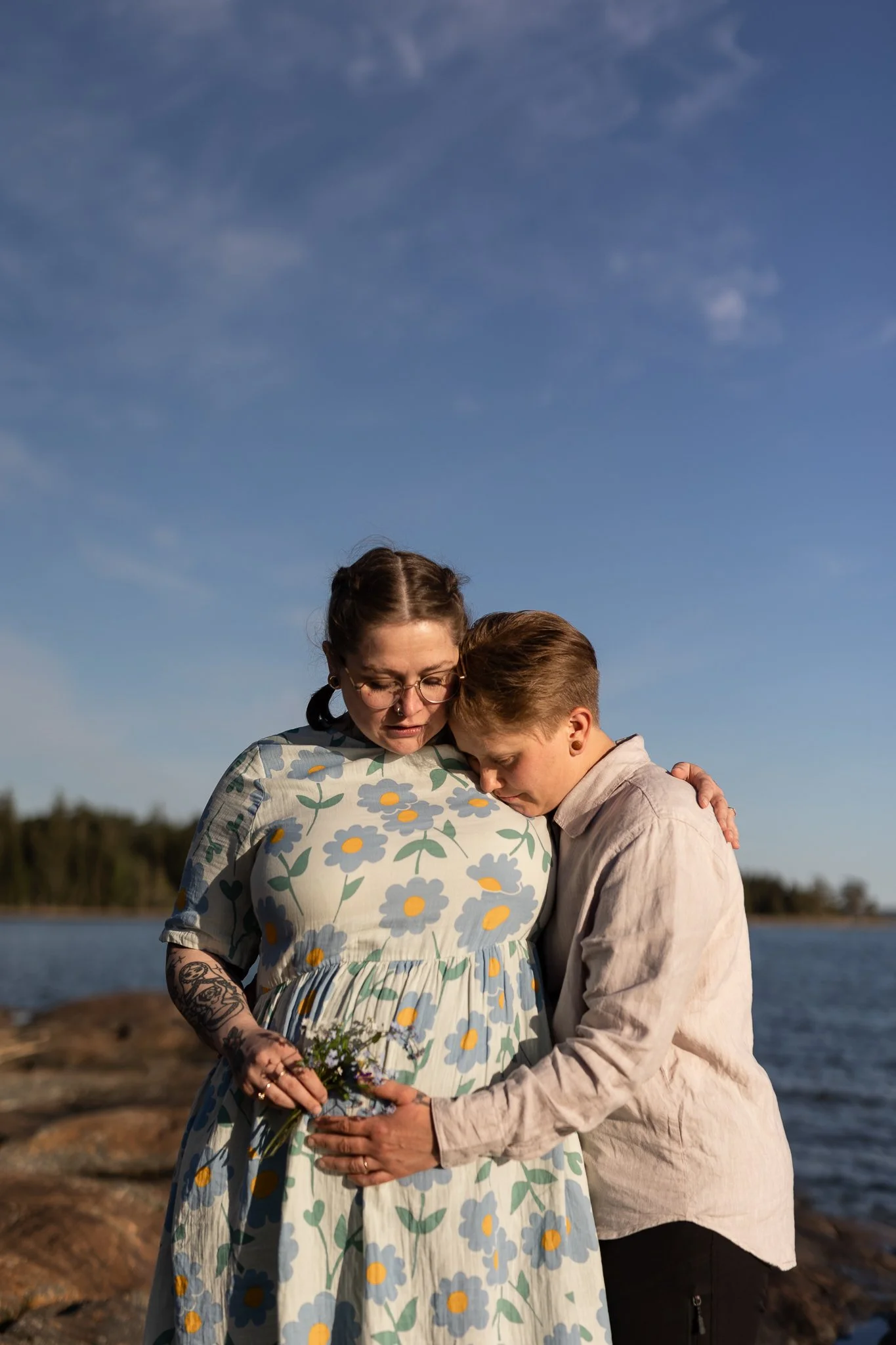 Odotuskuvaus Ruissalossa, kaksi äitiä, joista toinen on raskaana