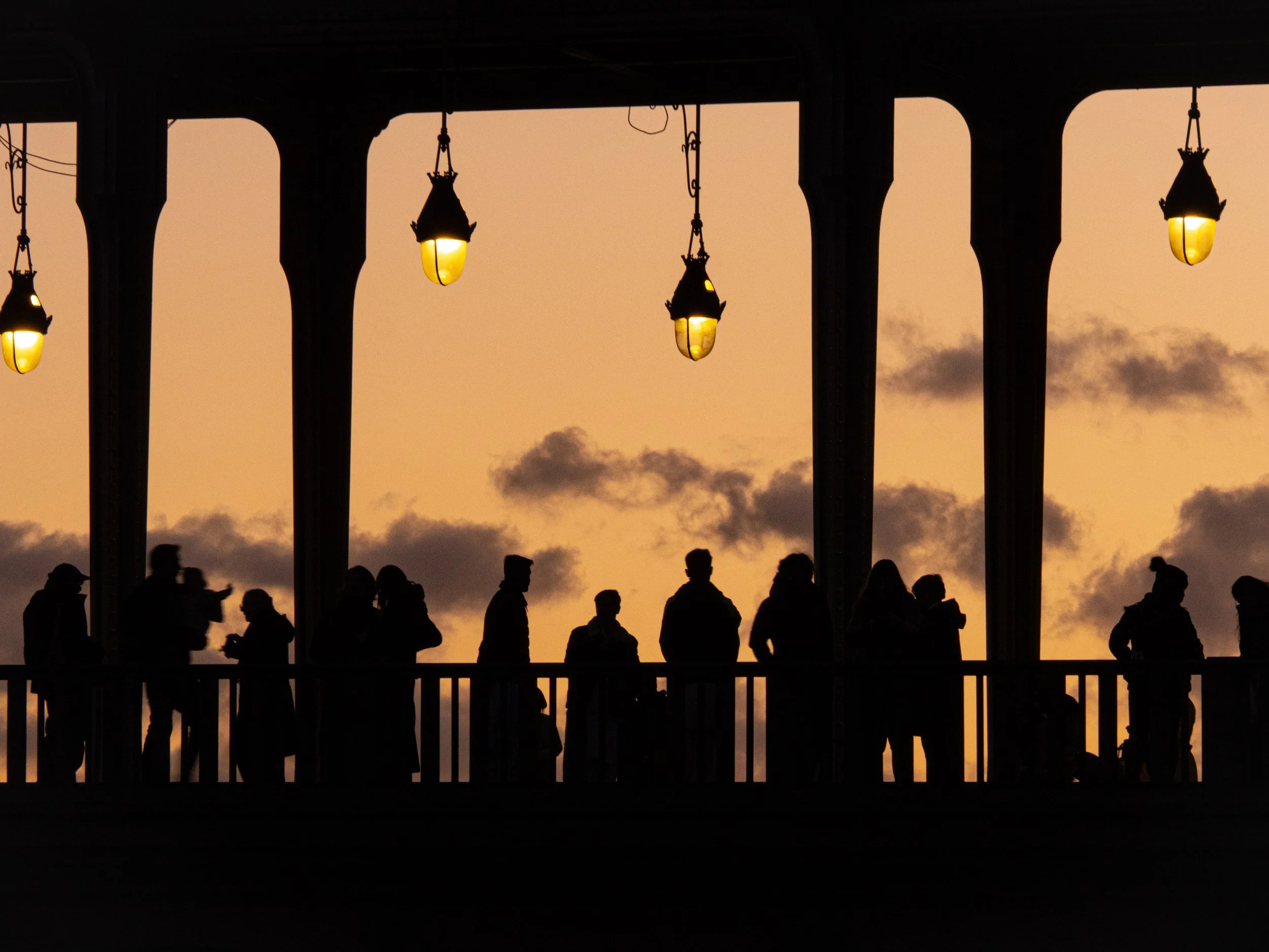 Silhouettes dans l'ombre - Tirage photo encadré (format paysage)