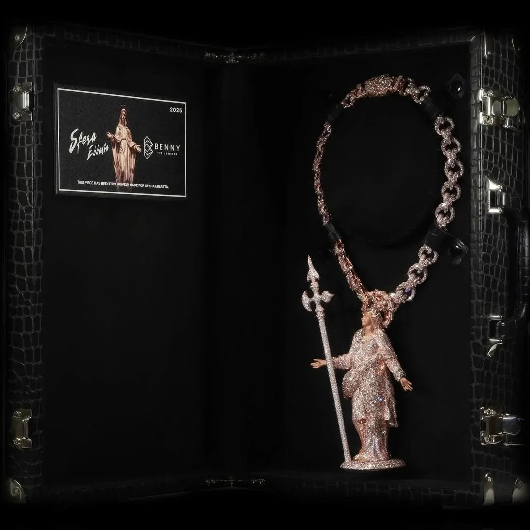 The custom rose gold and VVS diamond chain for Sfera Ebbasta displayed inside its presentation box, highlighting the weight, shine and luxury of the piece.