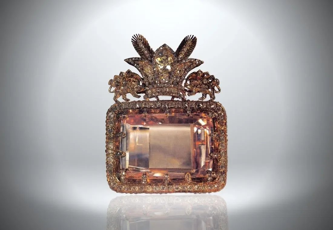 Daria-i-Noor diamond – between 175 and 186 carats, one of the world’s largest pink diamonds and a centrepiece of the Iranian Crown Jewels, admired for its soft hue and historic value.