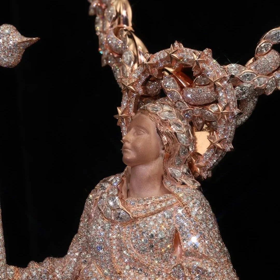 Close up view of Sfera Ebbasta’s new rose gold chain showing the VVS diamonds and detailed craftsmanship, with each stone set precisely along the links.