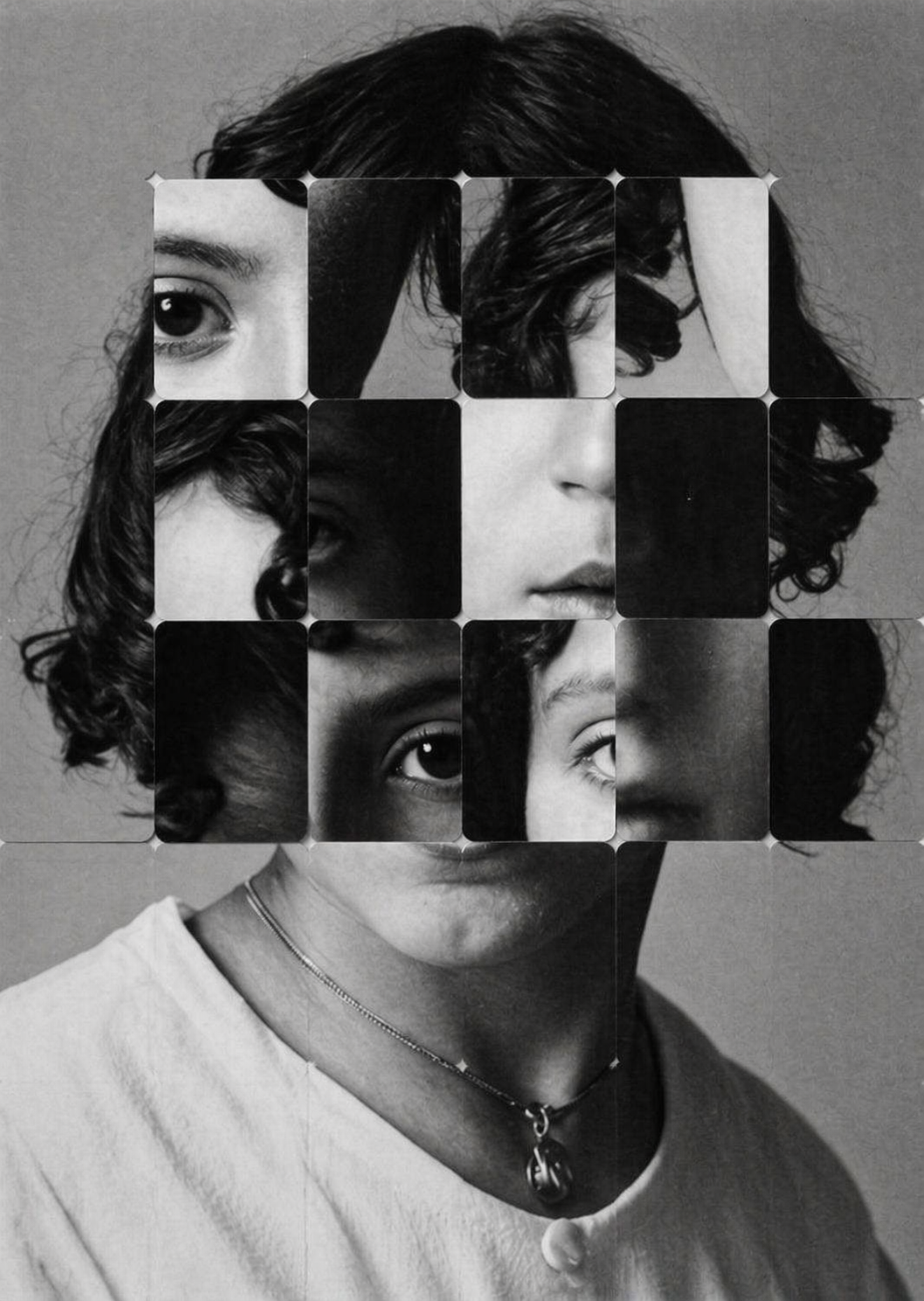 Sort-hvidt surrealistisk portræt, hvor et menneskeligt ansigt er opdelt i overlappende kvadratiske felter, der skaber en kunstnerisk collageeffekt og visuel forvrængning mod en neutral baggrund.