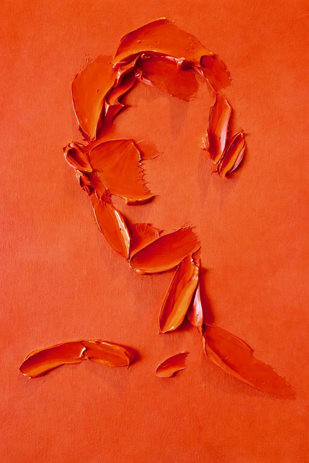 Et monokromt orange oliemaleri, der viser konturerne af et ansigt skabt med tykke penselstrøg, som symboliserer Wabi-sabi og skønheden i det ufuldkomne menneske i eksistentiel terapi hos Ishiki.