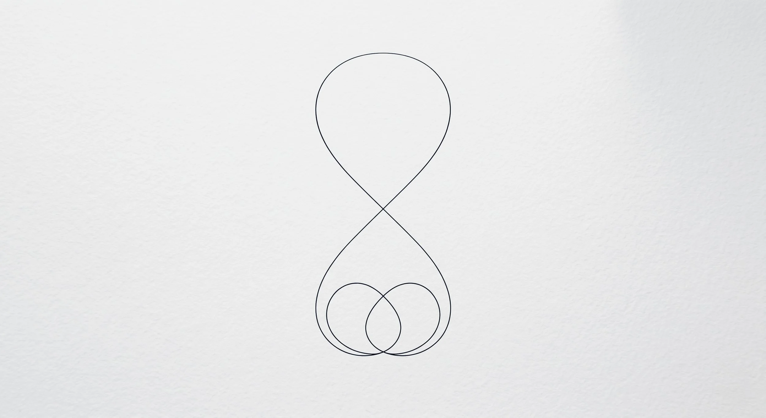 En minimalistisk kontinuerlig stregtegning af et timeglas; et symbol på tidens gang, forgængelighed og eksistentielt nærvær.