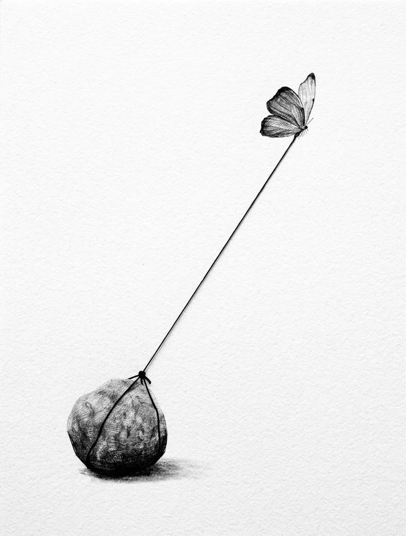 Minimalistisk tegning af en sommerfugl, der trækker en sten med en rød tråd; symbol på menneskets transformation og eksistentielle byrde