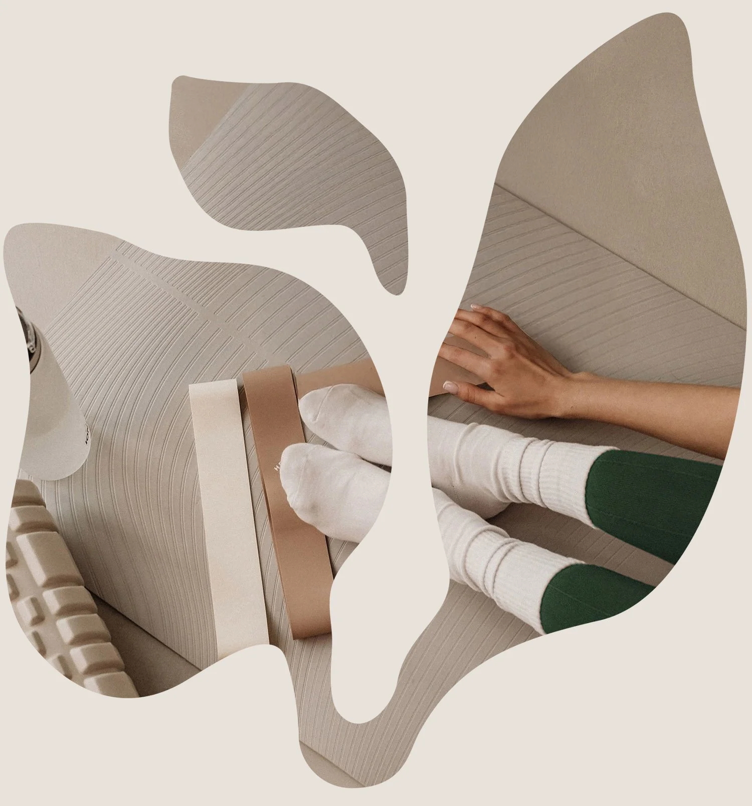 Rentoutumisharjoitus, joogamatto ja joogatiili sekä juomapullo. Kuvaa kehystää kasvia symboloiva muoto.