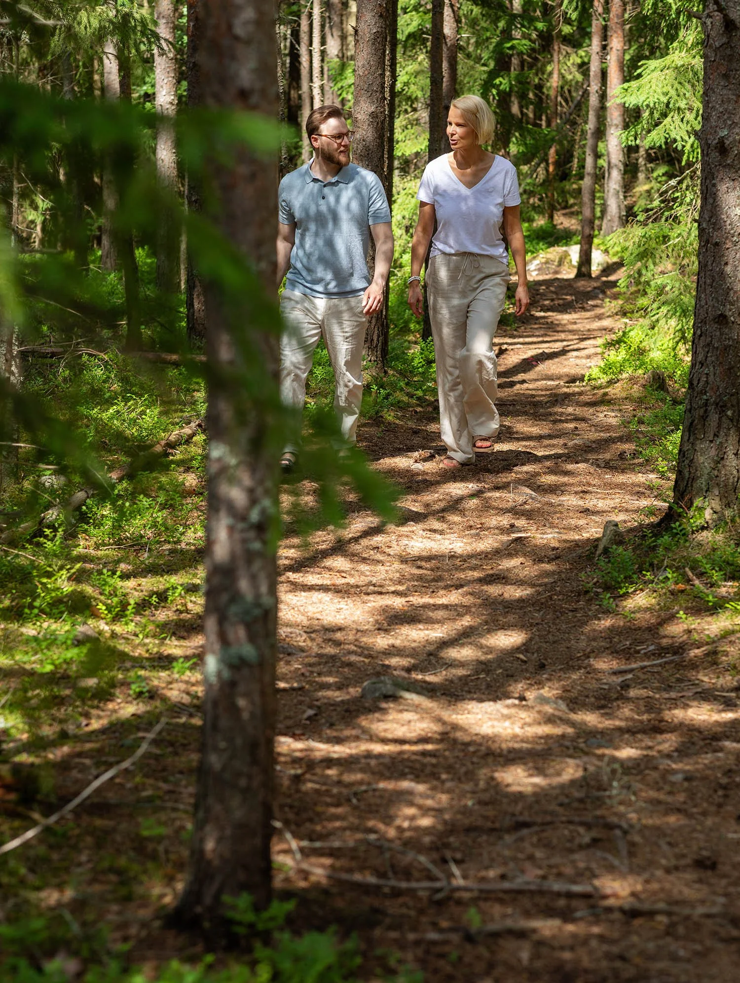 Harmoiamaan valmentajat kävelemässä luonnossa