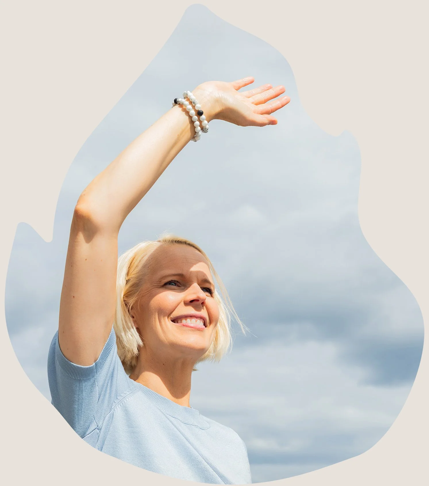 Harmoniamaan perustaja Susanna vilkuttamassa auringossa