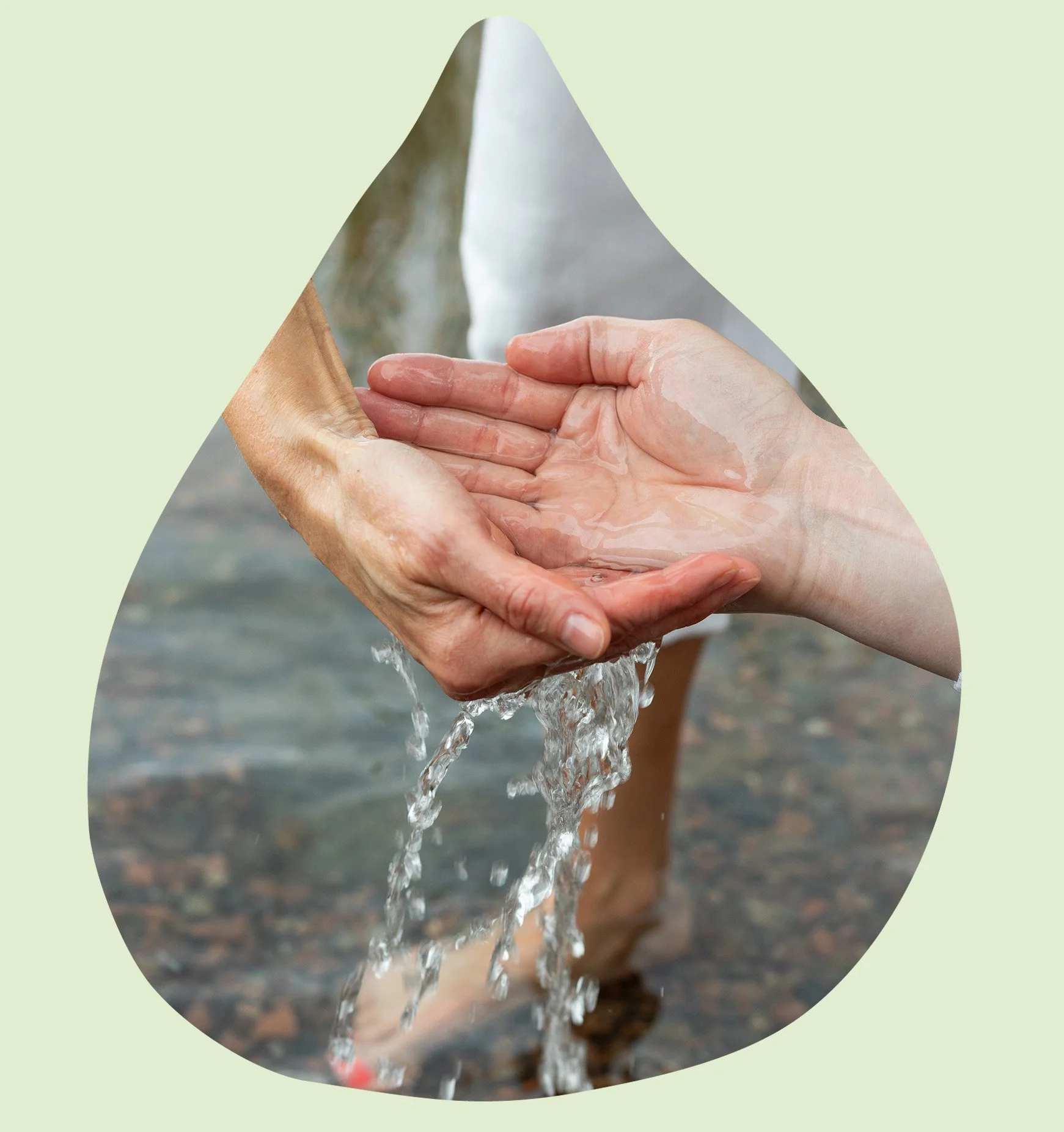 Kädet valuttamassa vettä toistensa läpi