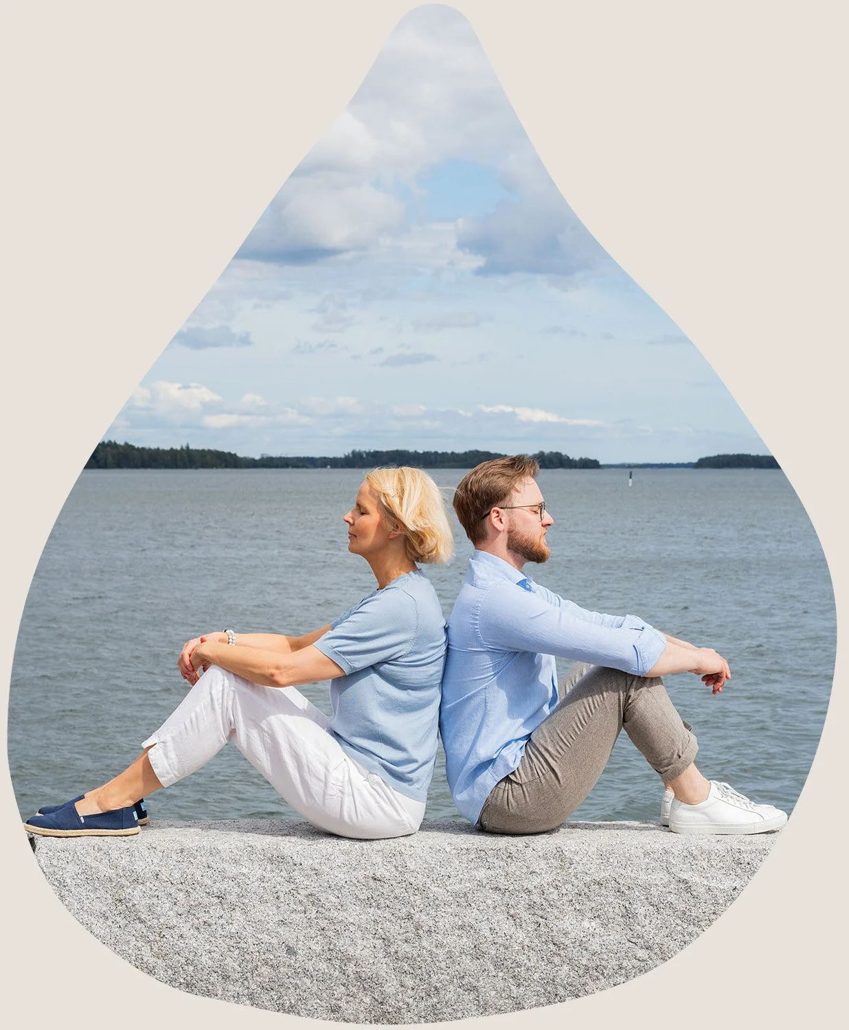 Harmoniamaan perustajat Sami & Susanna meren äärellä, pisaranmuotoinen kuvakehys