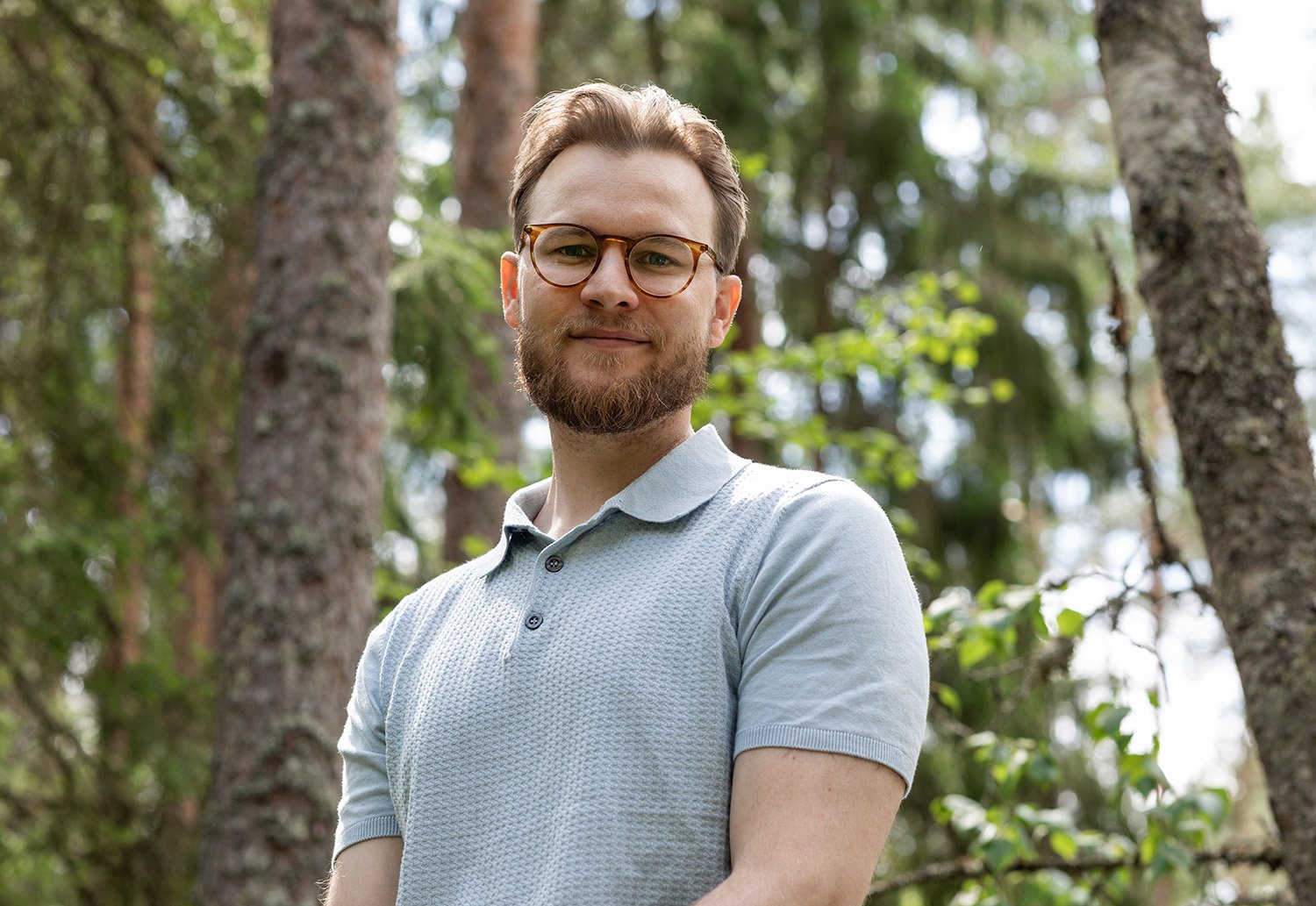 Harmoniamaan perustaja Sami El-Bash hymyilee kameraan metsässä.