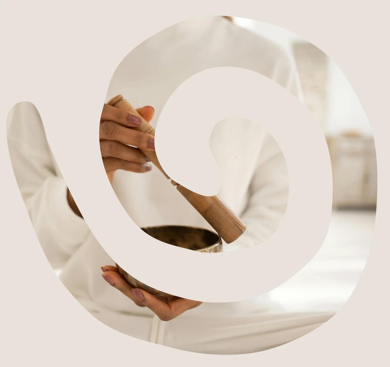 Äänimaljahoito ja hiekan värinen kehys, jossa ilmaa symboloiva kiehkura