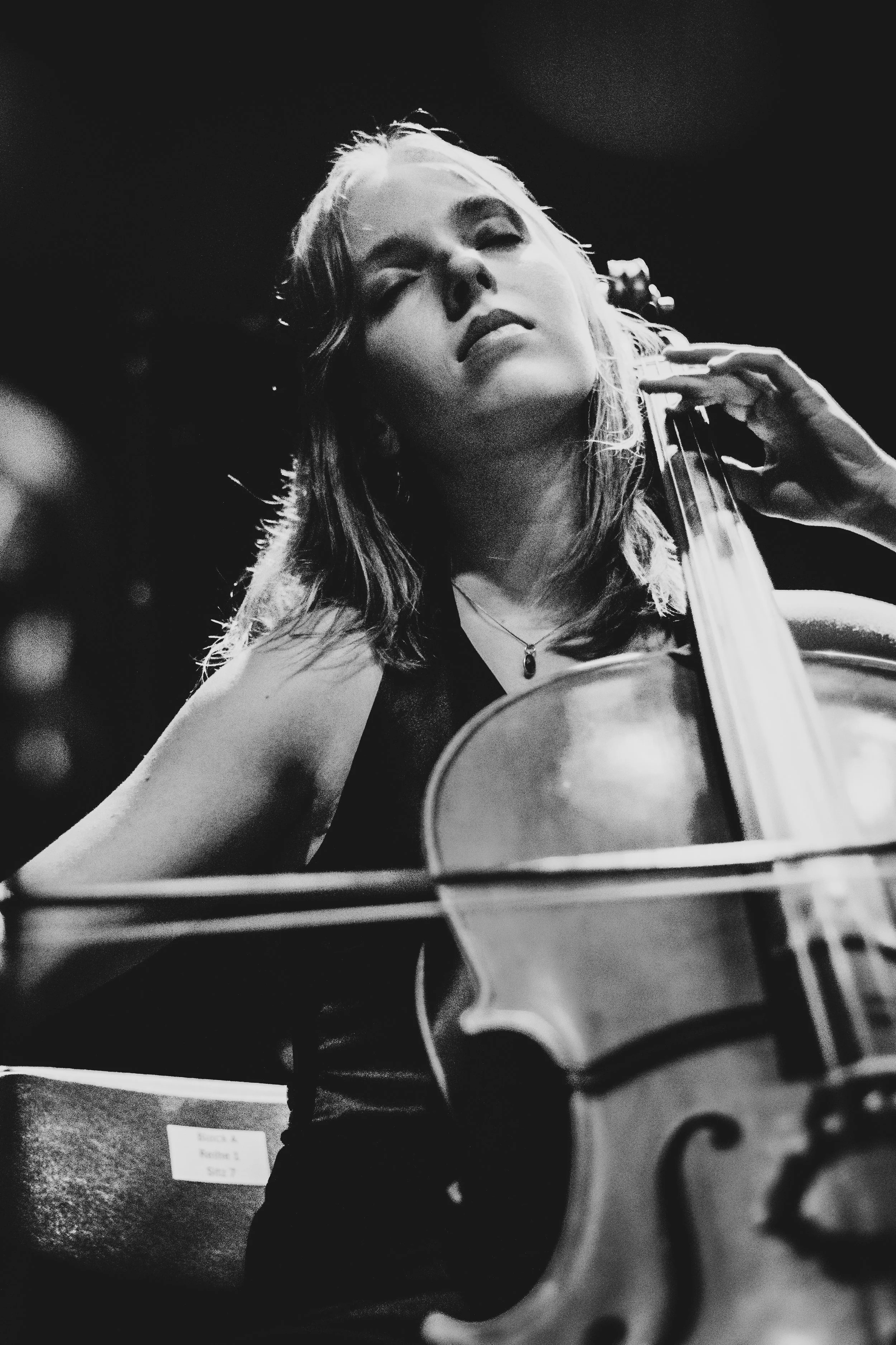 Schwarz-Weiß-Fotografie von Cellolehrerin Larissa Sofie Karling beim Violoncellospielen während eines Auftritts.