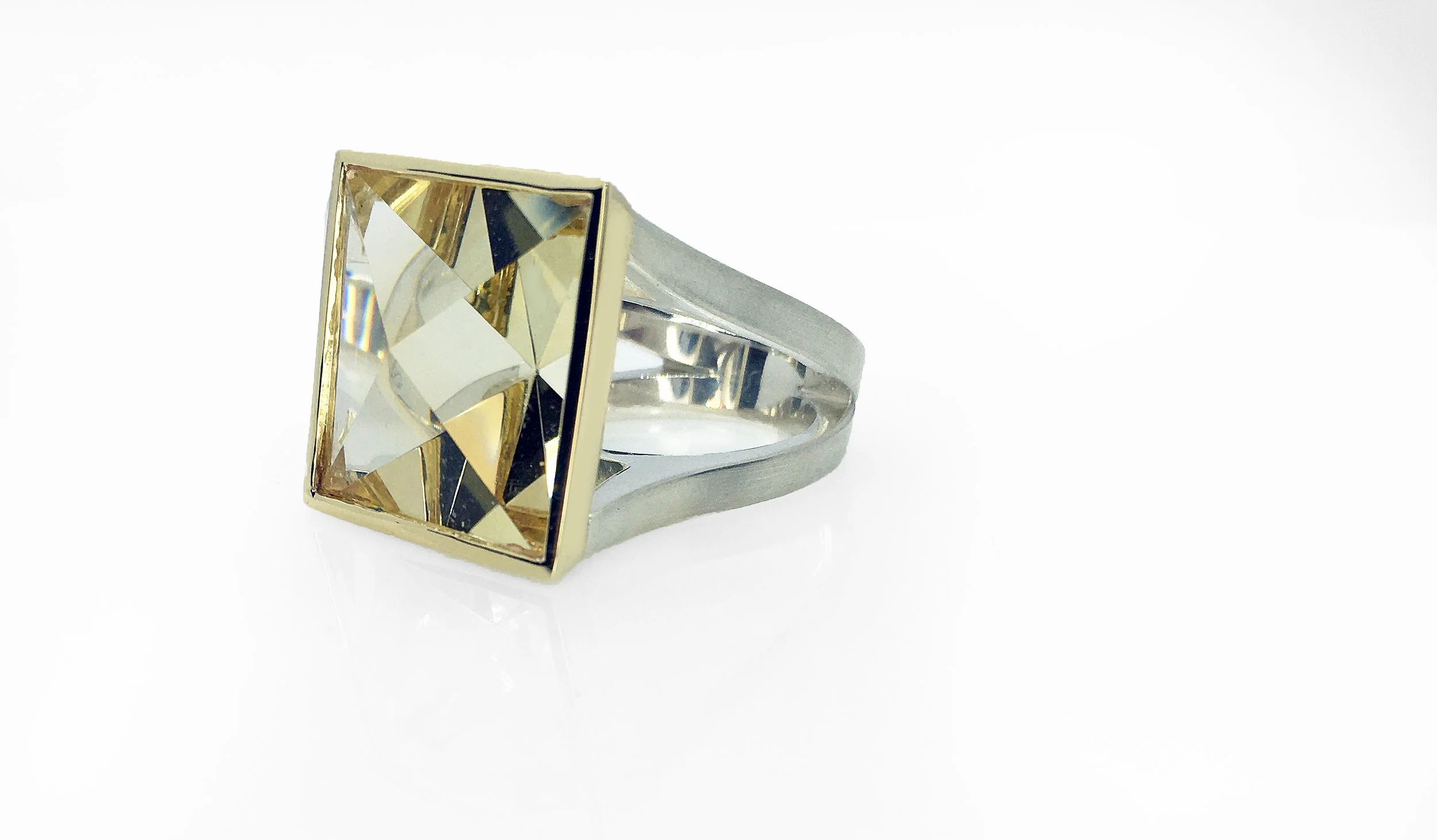 citrine-context-cut-vitrine-ring-side2.jpg