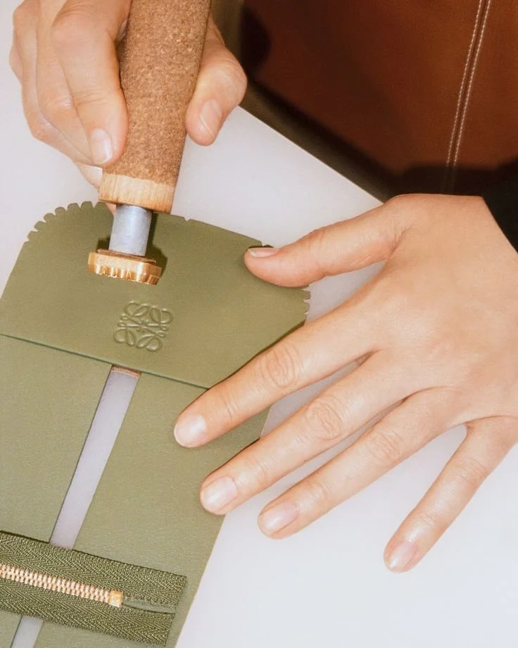 Gravure personnalisée sur cuir réalisée en direct pour Loewe.