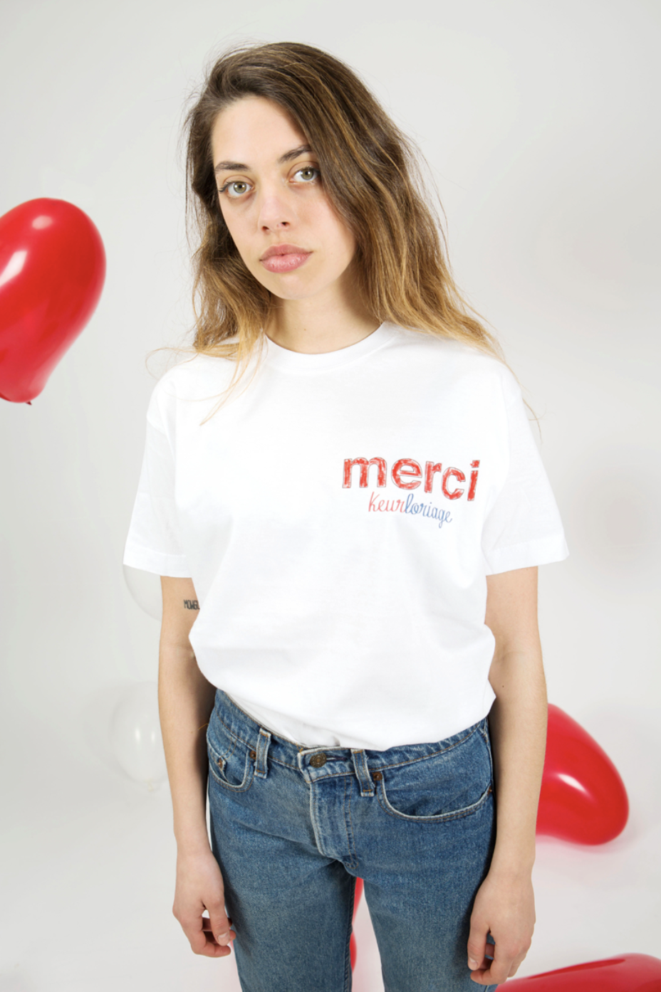 Collaboration entre L’OVERALL et la boutique Merci Paris : Eva Bromberg imagine un t-shirt à colorier, une création textile qui relie créativité, design et identité de marque.